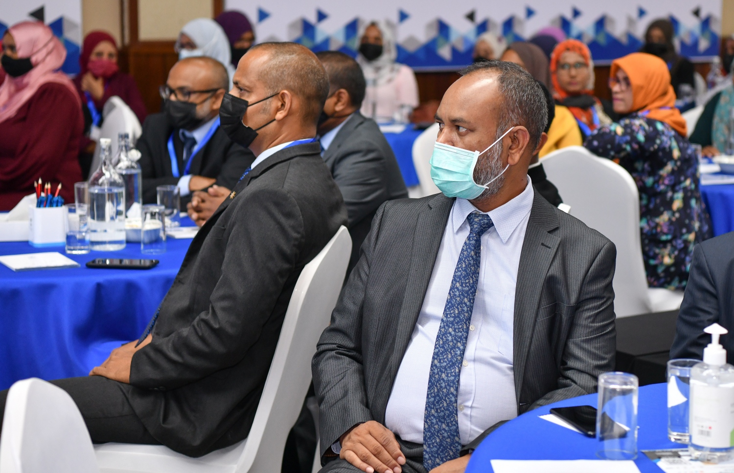 މާލެ- ނޮވެމްބަރު 6، 2021: އައިސީއެސްއާރުއައި ގެ ބައިވެރިންތަކެއް ކޮންފަރެންސް ފެށުމުގެ ރަސްްމިއްޔާތުގައި ބައިވެރިވެލައްވަނީ-- ފޮޓޯ: ނިޝާން އަލީ/މިހާރު