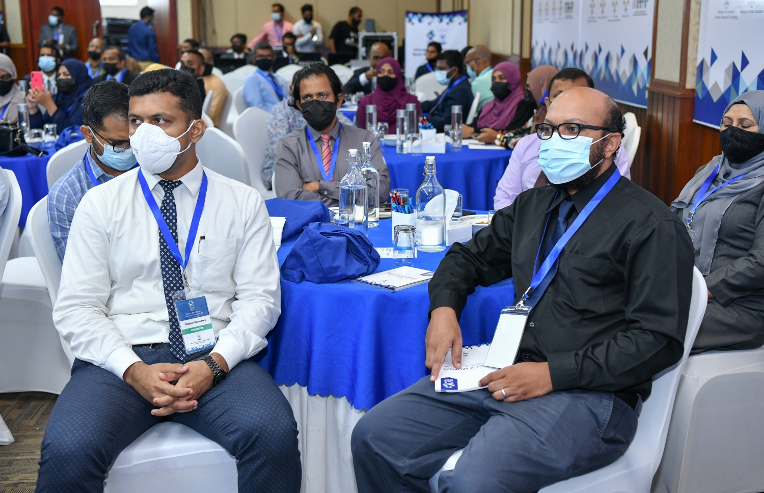 މާލެ- ނޮވެމްބަރު 6، 2021: އައިސީއެސްއާރުއައި ގެ ބައިވެރިންތަކެއް ކޮންފަރެންސް ފެށުމުގެ ރަސްްމިއްޔާތުގައި ބައިވެރިވެލައްވަނީ-- ފޮޓޯ: ނިޝާން އަލީ/މިހާރު