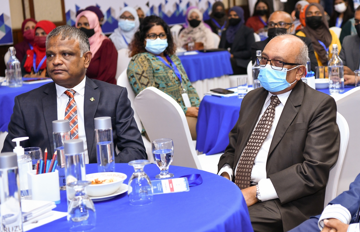 މާލެ- ނޮވެމްބަރު 6، 2021: ވިލާ ކޮލެޖުގެ އިންސްޓިޓިއުޓް ފޯ ރިސާޗް އެންޑް އިނޮވޭޝަން އިން ކުރިއަށްގެންދާ "އިންޓަނޭޝަނަލް ކޮންފަރެންސް އޮން ސޯޝަލް ރިސާޗް އެންޑް އިނޮވޭޝަން"ގައި ހަޔާ އެޑިއުކޭޝަން މިނިސްޓަރު ޑރ. އިބްރާހިމް ހަސަން އާއި ވިލާ ކޮލެޖުގެ ރެކްޓާ ޑރ. އަހުމަދު އަންވަރު ބައިވެރިވެ ވަޑައިގަންނަވަނީ--. ފޮޓޯ: ނިޝާން އަލީ/މިހާރު