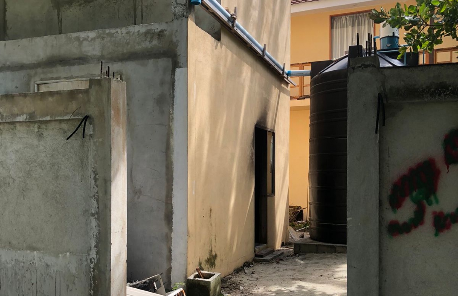 އއ. މަތިވެރީގައި ޖާބިރު ހިންގާ "ކަސާ މިއާ" ގެސްޓް ހައުސްގައި ހިނގި އަލިފާނުގެ ހާދިސާ ހިނގި އިމާރާތް.