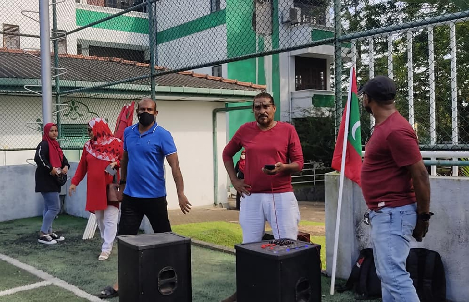 ކޮލަމްބޯގައި ދިވެހިން ގައުމީ ޓީމަށް ސަޕޯޓް ކުރުމުގެ ގޮތުން ހިންގާ ހަރަކާތްތަކުގެ ތެރެއިން --- ފޮޓޯ: ކޮލަމްބޯއިން ދިވެހިންގެ ފޯރި