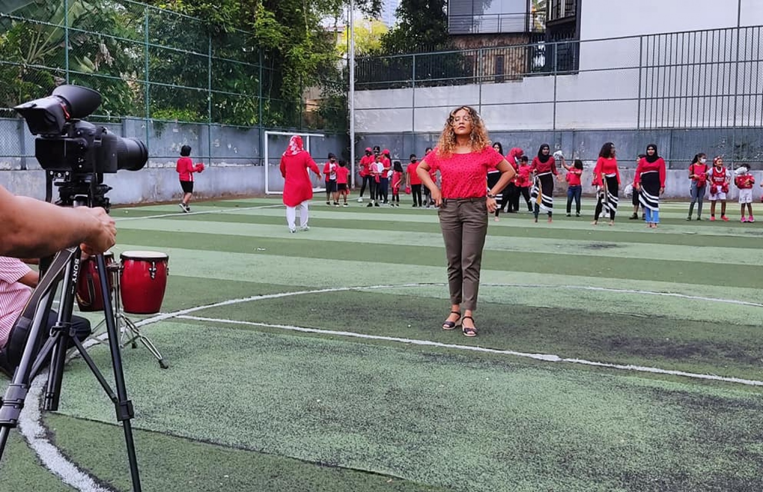 ލަވަ ކިޔުންތެރިޔާ ޝާނީ ލަވައިގެ ވީޑިއޯ ޝޫޓިންގެ ތެރެއިން ކޮލަމްބޯއިން ދިވެހިންގެ ފޯރި