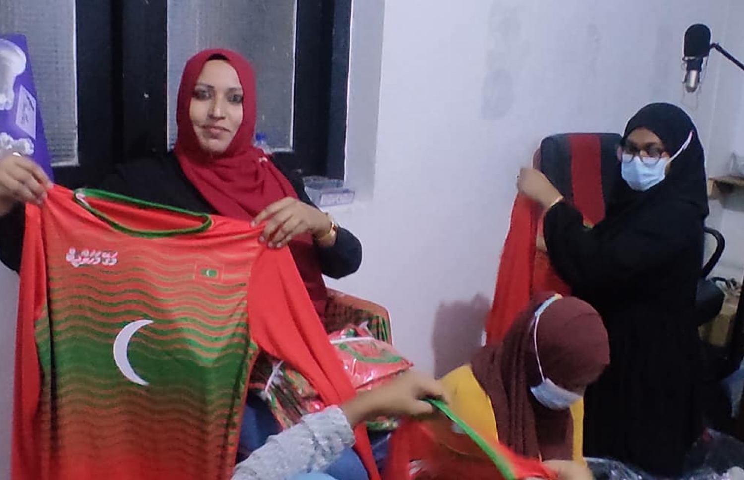 ލަންކާގައި ދިއިރުޅޭ ދިވެހިން ގައުމީ ޓީމަށް ސަޕޯޓް ކުރަން ހިންގާ ހަރަކާތްތަކުގެ ތެރެއިން ---  ކޮލަމްބޯއިން ދިވެހިންގެ ފޯރި