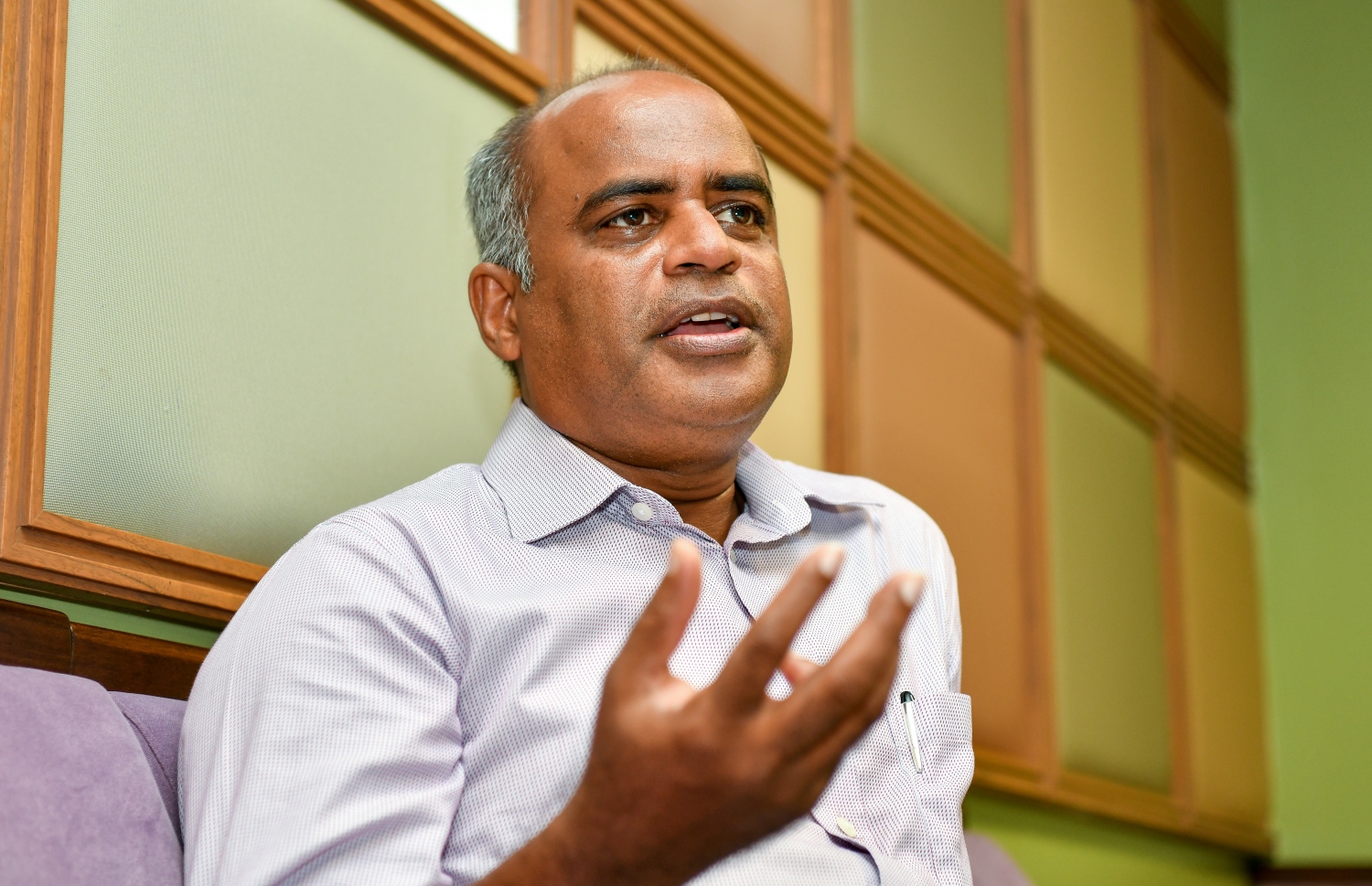 ޓްރީ ޓޮޕް ހޮސްޕިޓަލްގެ ސީއޯއޯ އަދި އެކްޓިން ސީއީއޯ އާދިލް މިދިޔަ ބުރާސްފަތި ދުވަހު "މެދުސަފުހާ" އާ ވާހަކަ ދައްކަވަނީ.--- ފޮޓޯ: ފަޔާޒު މޫސާ/ މިހާރު