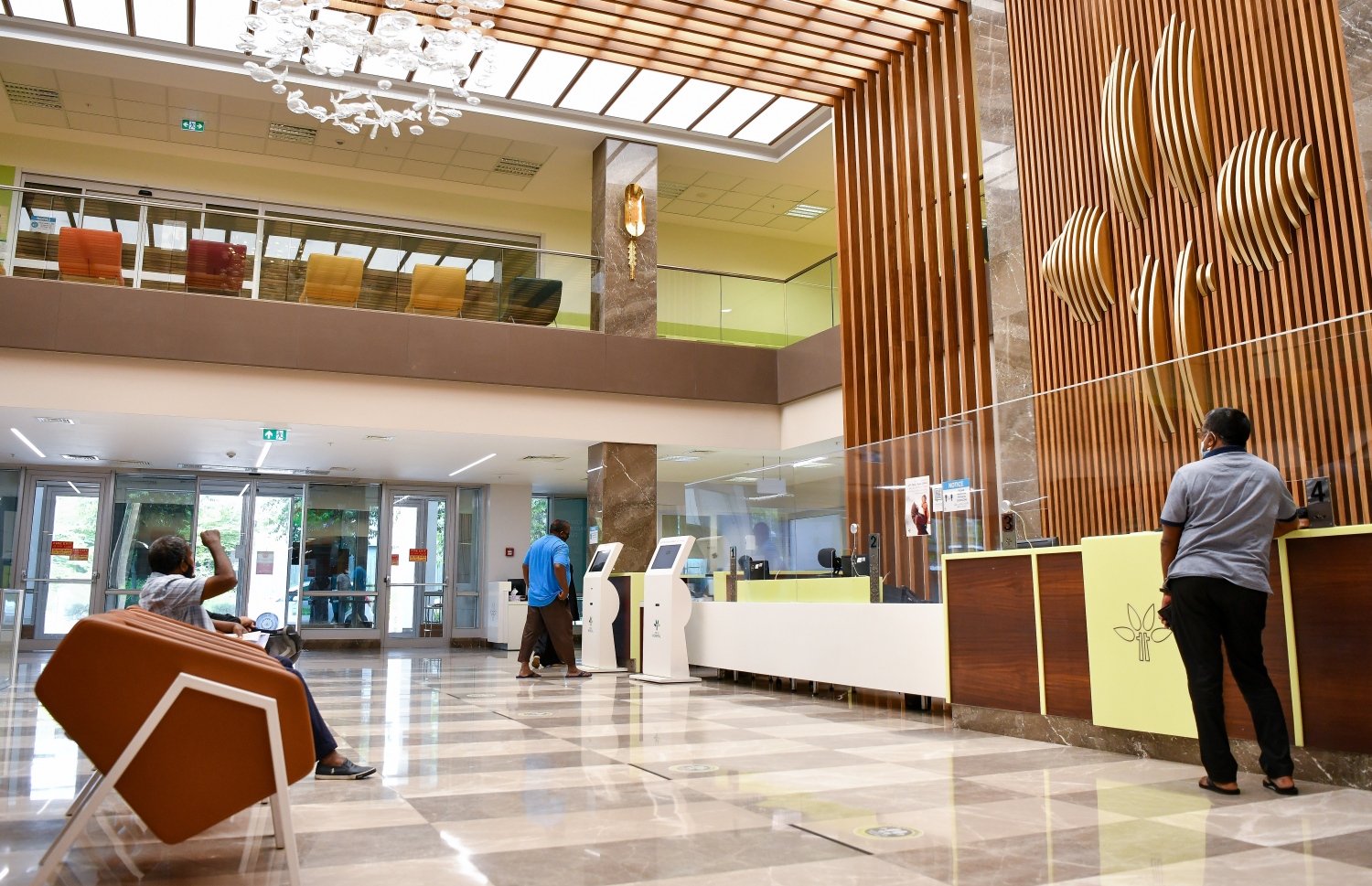 ޓްރީޓޮޕް ހޮސްޕިޓަލުން ބަޔަކު ހިދުމަތް ހޯދަނީ: އެ ހޮސްޕިޓަލުގައި އައިވީއެފް ފެށުމަށް އަންނަނީ ތައްޔާރުވަމުން.-- ފޮޓޯ: ފަޔާޒު މޫސާ/ މިހާރު