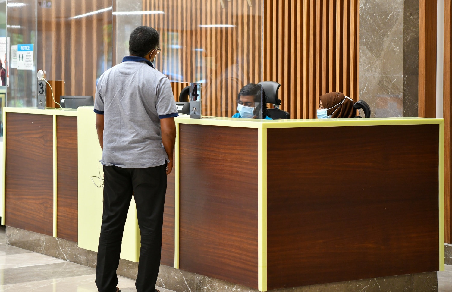 ޓްރީޓޮޕް ހޮސްޕިޓަލުން މީހަކު ހިދުމަތް ހޯދަނީ.-- ފޮޓޯ: ފަޔާޒު މޫސާ/ މިހާރު