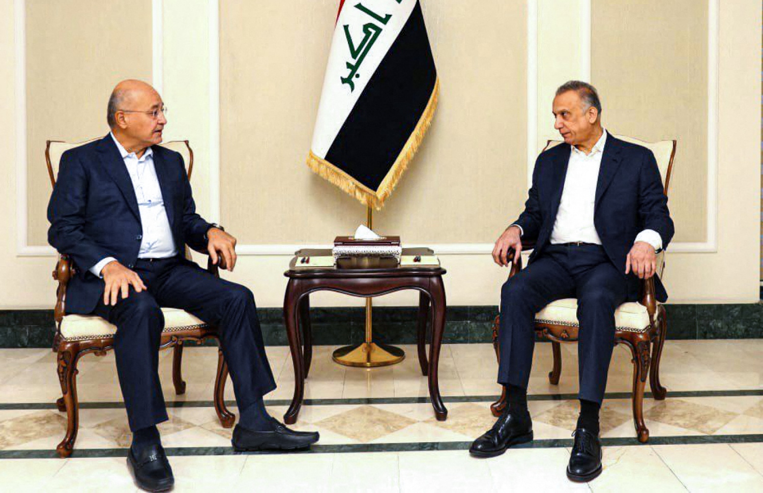 އިރާގުގެ ރައީސް ބަރްހަމް ސޯލިހް (ވ) އެ ގައުމުގެ ބޮޑުވަޒީރު މުސްތަފާ އަލް ކާޒިމީއާ އިއްޔެ ބައްދަލުކުރައްވަނީ. --އޭއެފްޕީ