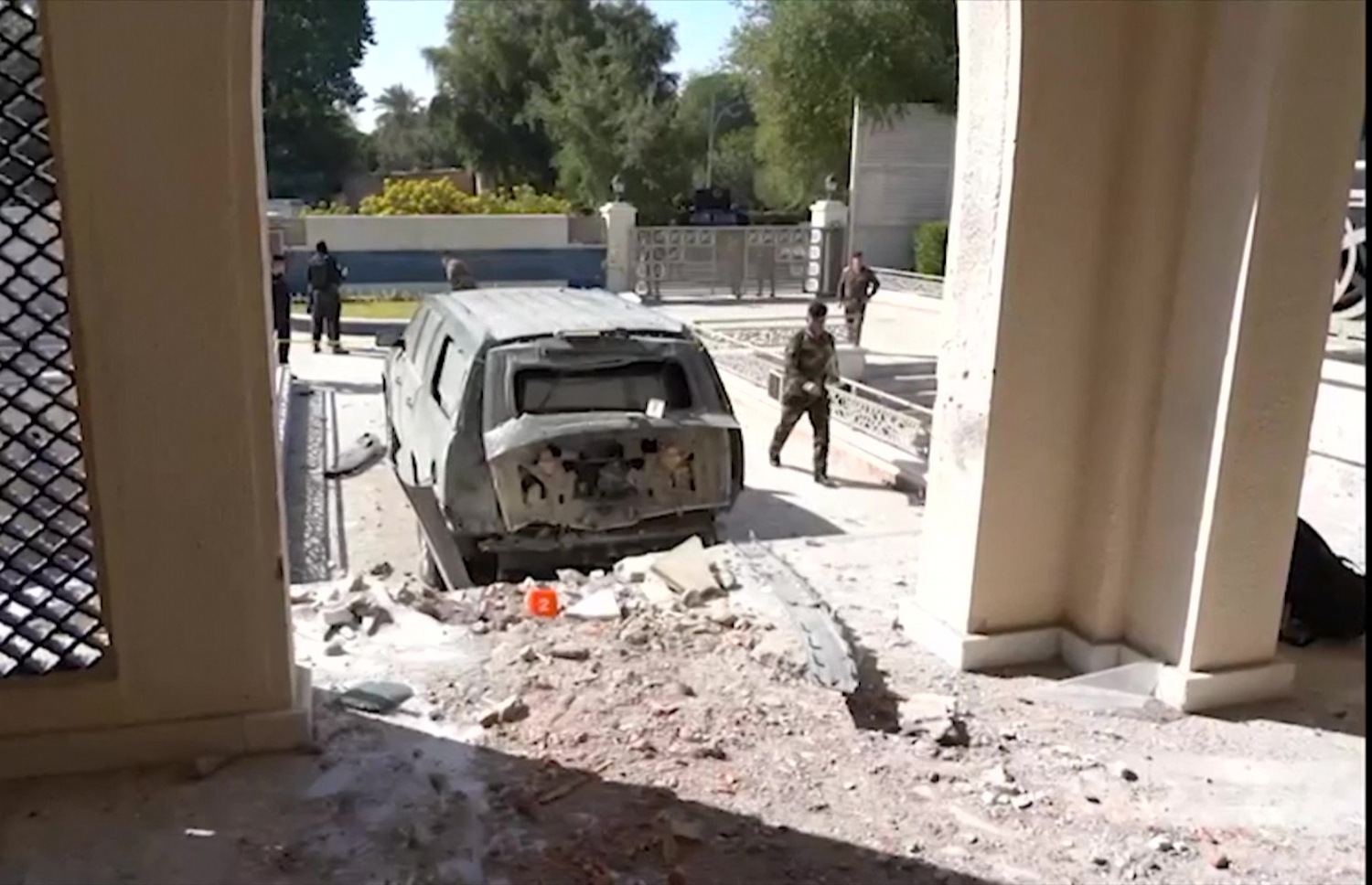 އިރާގުގެ ބޮޑުވަޒީރު މުސްތަފާ އަލް ކާޒިމީ އަވަހާރަކޮށްލަން ދިން ހަމަލާގައި، ބޮޑުވަޒީރު ދިރިއުޅުއްވާ ގެކޮޅުގެ ދޮރުމަތީ ބާއްވާފައި އޮތް ކާރެއް ހަލާކުވެފައި. --އޭއެފްޕީ