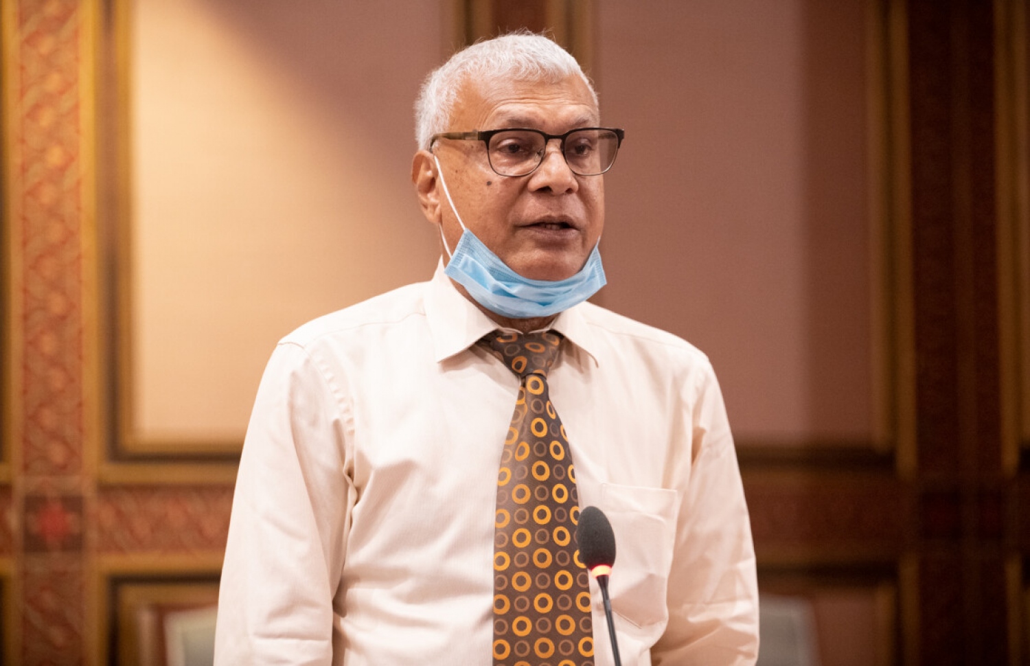 ރައްޔިތުންގެ މަޖިލީހުގެ މަރަދޫ ދާއިރާގެ މެމްބަރު އިބްރާހީމް ޝަރީފު މަޖިލީހުގެ ޖަލްސާގައި ވާހަކަދައްކަވަީ. އޭނާ ވިދާޅުވީ 100 ބިލިޔަނުގެ ދަރަންޏަކީ ރާއްޖެއަށް އުފުލޭވަރުގެ ބުރައެއް ނޫން ކަމަށް. ފޮޓޯ: ރައްޔިތުންގެ މަޖިލީހުގެ އިދާރާ