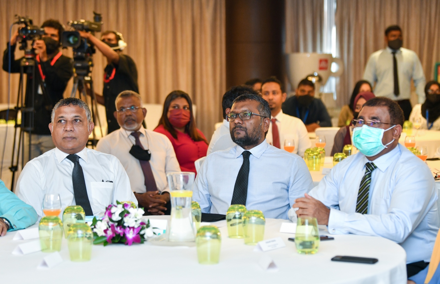 މާލެ: ނޮވެމްބަރު 8، 2021: މިނިމަމް ވޭޖު އިއުލާން ކުރުމަށް ބޭއްވި ރަސްމިއްޔާތުގައި އެކޮނޮމިކް މިނިސްޓަރު ފައްޔާޒް އިސްމައިލް(މ) ބައިވެރިވެ ވަޑައިގަންނަވަނީ: މުވައްޒަފަކަށް ދެވޭނެ އެންމެ ދަށް އުޖޫރައަކީ 4،500ރ. ކަމަށް ވަނީ އިއުލާންކޮށްފައި. ބޮޑެތި ވިޔަފާރި ތަކަށް އެންމެ ދަށް މުސާރަ އަކީ މަހަކު 8000ރ. އަދި މެދުފަންޗާއި ސިވިލް ސާވިސް މުވައްޒަފުންގެ އެންމެ ދަށް މުސާރަ އަކީ މަހަކު 7000ރ. -.. ފޮޓޯތައް: ފަޔާޒް މޫސާ /މިހާރު