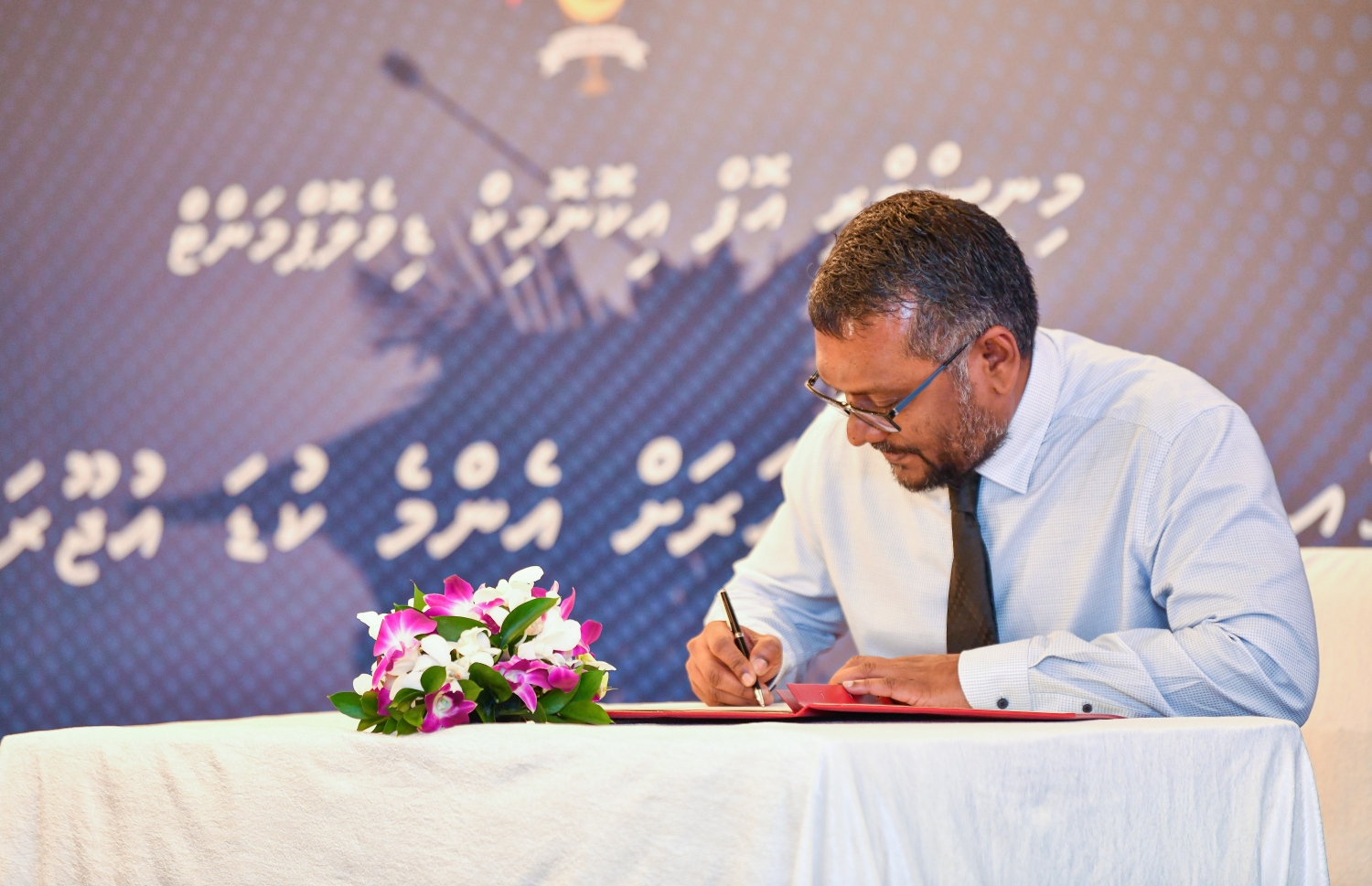 މިނިމަމް ވޭޖު އިއުލާން ކުރުމަށް ބޭއްވި ރަސްމިއްޔާތުގައި އިކޮނޮމިކް މިނިސްޓަރު ފައްޔާޒް އިސްމާއިލް "މިނިމަމް ވޭޖް ގަރާރު"ގައި ސޮއިކުރައްވަނީ -.. ފޮޓޯ: ފަޔާޒް މޫސާ /މިހާރު