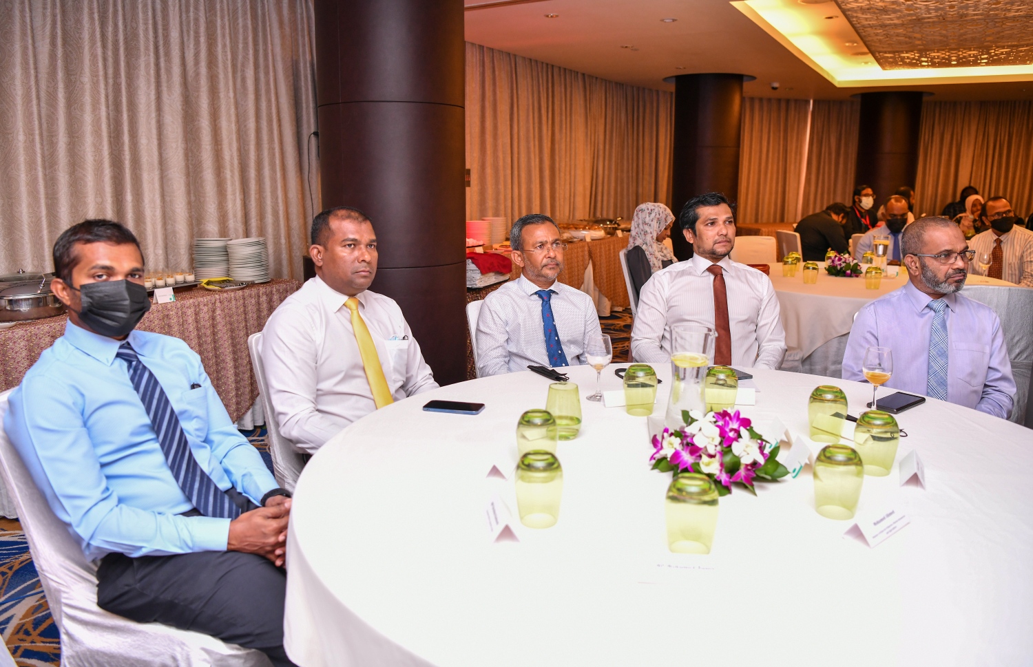 މާލެ: ނޮވެމްބަރު 8، 2021: މިނިމަމް ވޭޖު އިއުލާން ކުރުމަށް ބޭއްވި ރަސްމިއްޔާތުގެ ތެރެއިން: މުވައްޒަފަކަށް ދެވޭނެ އެންމެ ދަށް އުޖޫރައަކީ 4،500ރ. ކަމަށް ވަނީ އިއުލާންކޮށްފައި. ބޮޑެތި ވިޔަފާރި ތަކަށް އެންމެ ދަށް މުސާރަ އަކީ މަހަކު 8000ރ. އަދި މެދުފަންޗާއި ސިވިލް ސާވިސް މުވައްޒަފުންގެ އެންމެ ދަށް މުސާރަ އަކީ މަހަކު 7000ރ. -.. ފޮޓޯތައް: ފަޔާޒް މޫސާ /މިހާރު