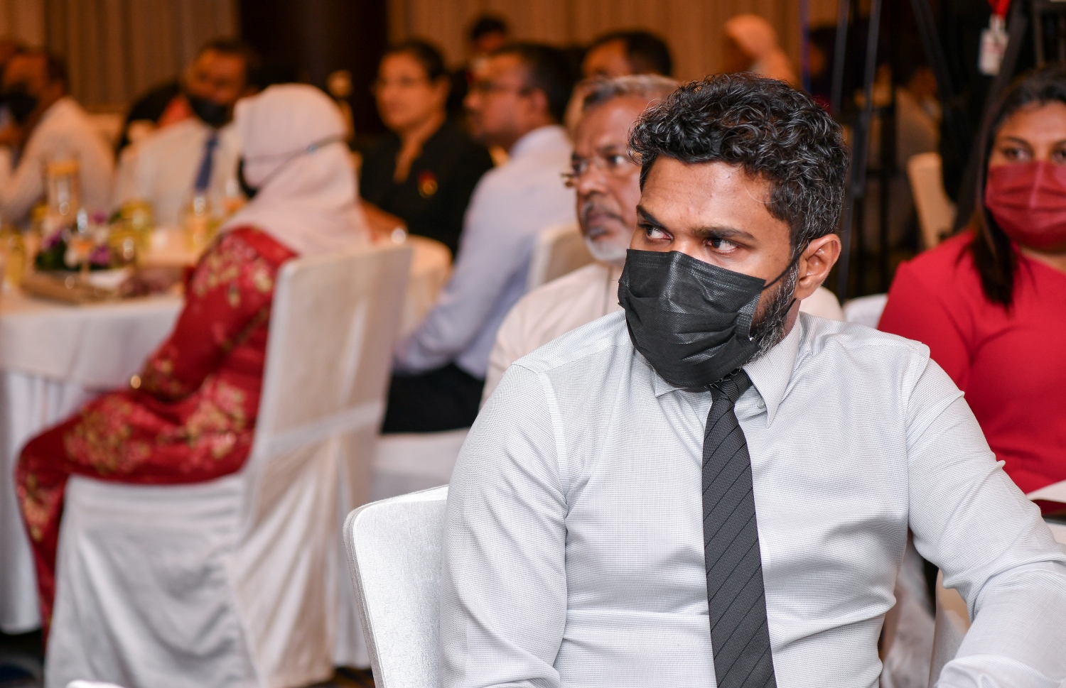 މާލެ: ނޮވެމްބަރު 8، 2021: މިނިމަމް ވޭޖު އިއުލާން ކުރުމަށް ބޭއްވި ރަސްމިއްޔާތުގެ ތެރެއިން: މުވައްޒަފަކަށް ދެވޭނެ އެންމެ ދަށް އުޖޫރައަކީ 4،500ރ. ކަމަށް ވަނީ އިއުލާންކޮށްފައި. ބޮޑެތި ވިޔަފާރި ތަކަށް އެންމެ ދަށް މުސާރަ އަކީ މަހަކު 8000ރ. އަދި މެދުފަންޗާއި ސިވިލް ސާވިސް މުވައްޒަފުންގެ އެންމެ ދަށް މުސާރަ އަކީ މަހަކު 7000ރ. -.. ފޮޓޯތައް: ފަޔާޒް މޫސާ /މިހާރު