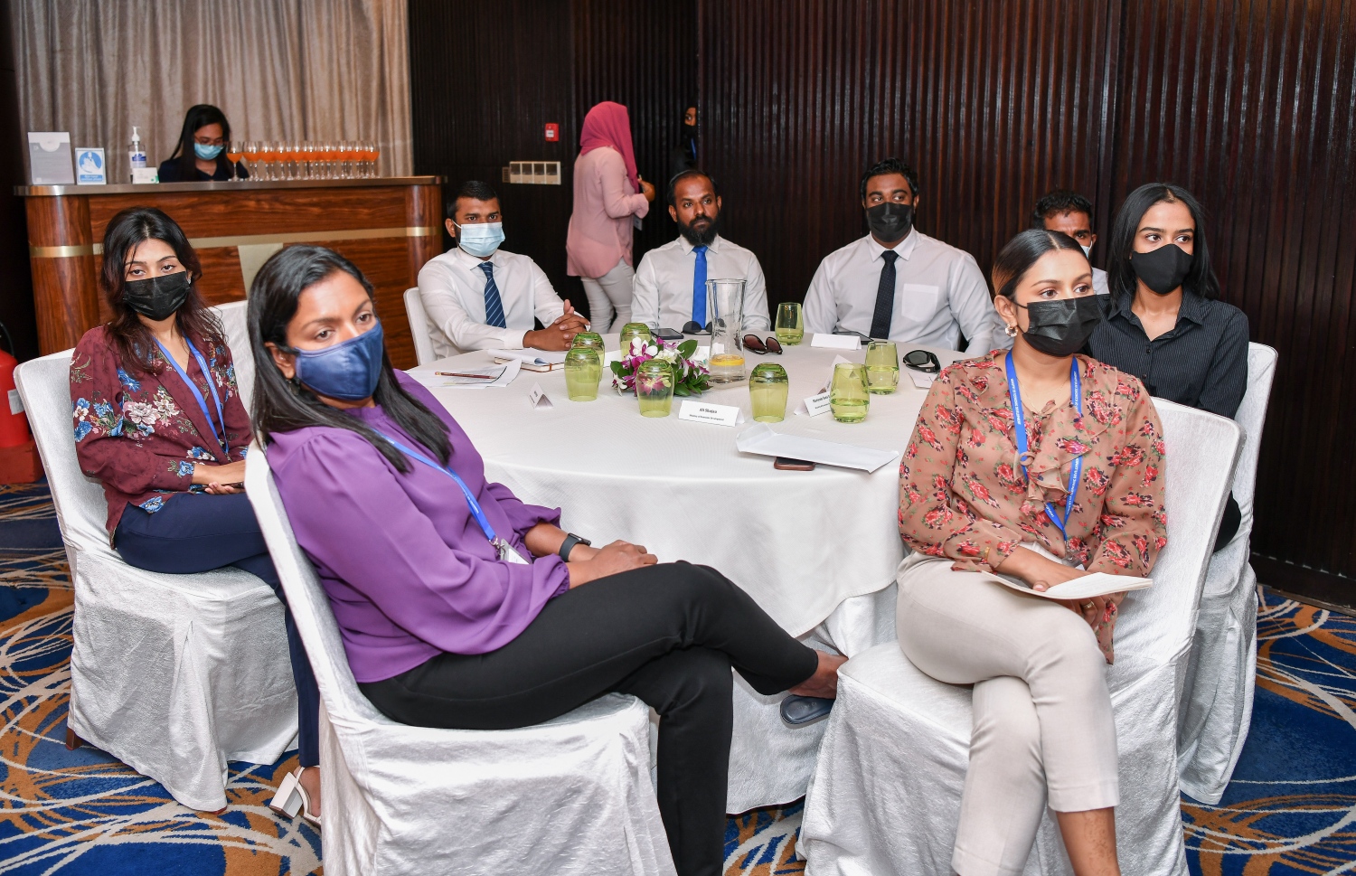 މާލެ: ނޮވެމްބަރު 8، 2021: މިނިމަމް ވޭޖު އިއުލާން ކުރުމަށް ބޭއްވި ރަސްމިއްޔާތުގެ ތެރެއިން: މުވައްޒަފަކަށް ދެވޭނެ އެންމެ ދަށް އުޖޫރައަކީ 4،500ރ. ކަމަށް ވަނީ އިއުލާންކޮށްފައި. ބޮޑެތި ވިޔަފާރި ތަކަށް އެންމެ ދަށް މުސާރަ އަކީ މަހަކު 8000ރ. އަދި މެދުފަންޗާއި ސިވިލް ސާވިސް މުވައްޒަފުންގެ އެންމެ ދަށް މުސާރަ އަކީ މަހަކު 7000ރ. -.. ފޮޓޯތައް: ފަޔާޒް މޫސާ /މިހާރު