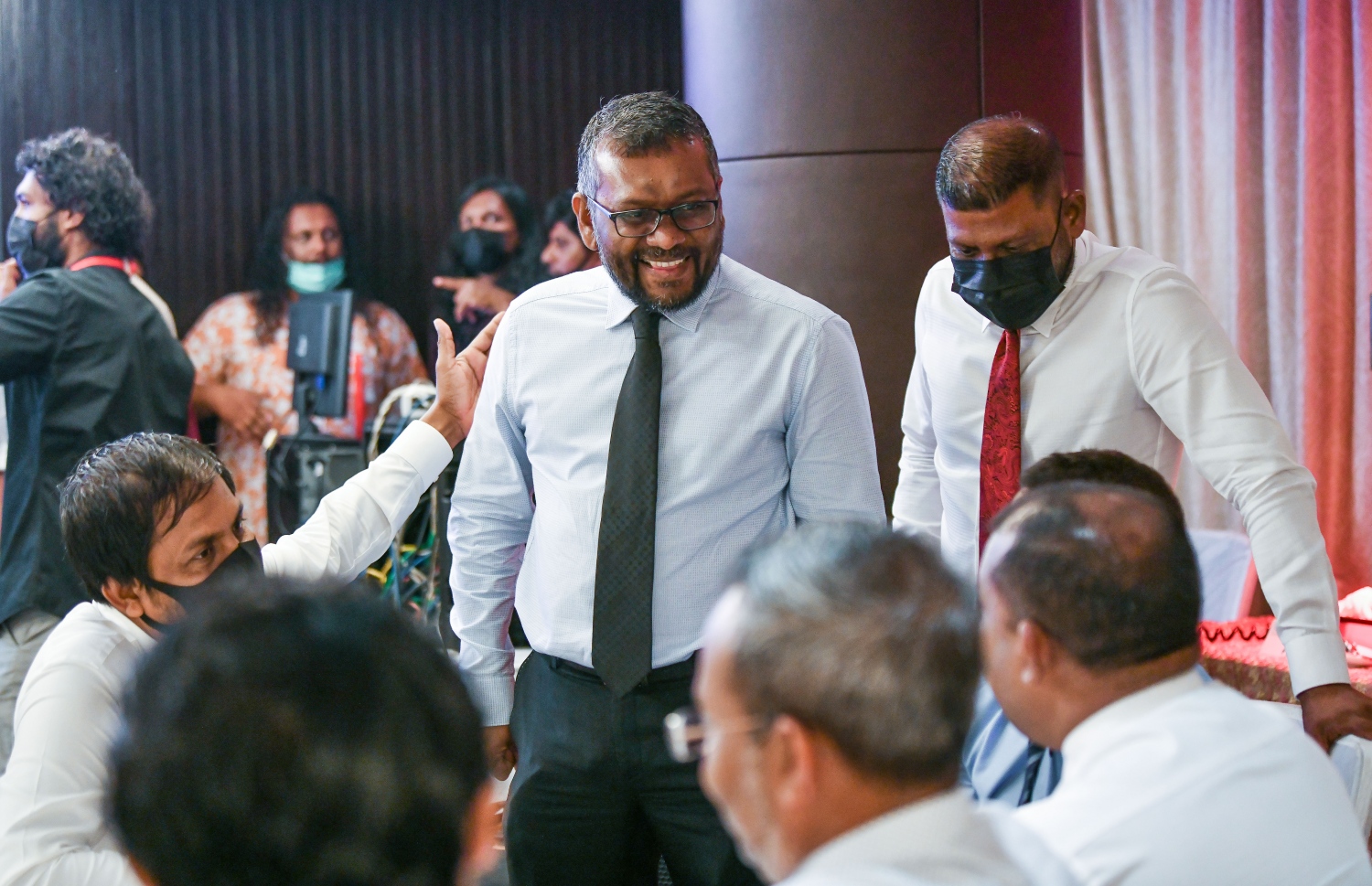 މާލެ: ނޮވެމްބަރު 8، 2021: މިނިމަމް ވޭޖު އިއުލާން ކުރުމަށް ބޭއްވި ރަސްމިއްޔާތުގައި އެކޮނޮމިކް މިނިސްޓަރު ފައްޔާޒް އިސްމައިލް ބައިވެރިވެ ވަޑައިގަންނަވަނީ: މުވައްޒަފަކަށް ދެވޭނެ އެންމެ ދަށް އުޖޫރައަކީ 4،500ރ. ކަމަށް ވަނީ އިއުލާންކޮށްފައި. ބޮޑެތި ވިޔަފާރި ތަކަށް އެންމެ ދަށް މުސާރަ އަކީ މަހަކު 8000ރ. އަދި މެދުފަންޗާއި ސިވިލް ސާވިސް މުވައްޒަފުންގެ އެންމެ ދަށް މުސާރަ އަކީ މަހަކު 7000ރ. -.. ފޮޓޯތައް: ފަޔާޒް މޫސާ /މިހާރު