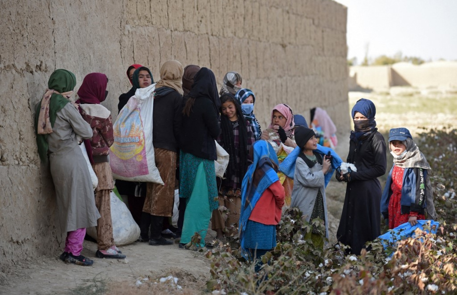 އަފްގާނިސްތާނުގެ އަވަށެއްގެ ބަޔަކު މަސައްކަތް ނިންމައިލުމަށް ފަހު އަރާމުކޮށްލަނީ: ހައިހޫނުކަން އިތުރުވަމުން އަންނަ އިރު ކާބޯތަކެތި ހޯދާނެ ގޮތަކާ މެދު ވަނީ ސުވާލު އުފެދިފައި. --އޭއެފްޕީ