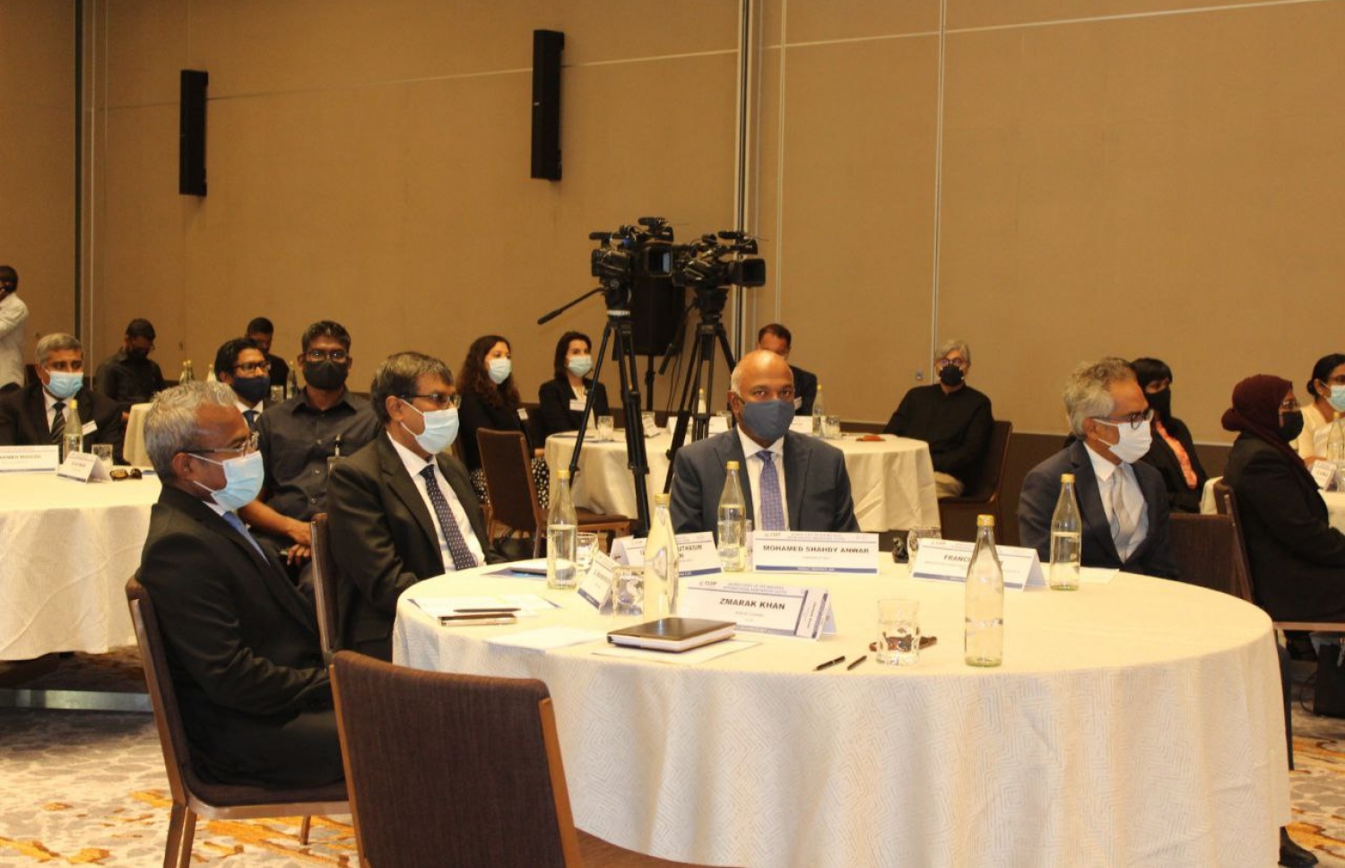 މޯލްޑިވްސް އިންޓަނޭޝަނަލް އާބިޓްރޭޝަން ސެންޓަރު ރަސްމީކޮށް ލޯންޗު ކުރުމަށް އިއްޔެ ކްރޮސްރޯޑްސްގައި ބޭއްވި ރަސްމިއްޔާތުގެ ތެރެއިން.--- ފޮޓޯ: އާބިޓްރޭޝަން ސެންޓަރު