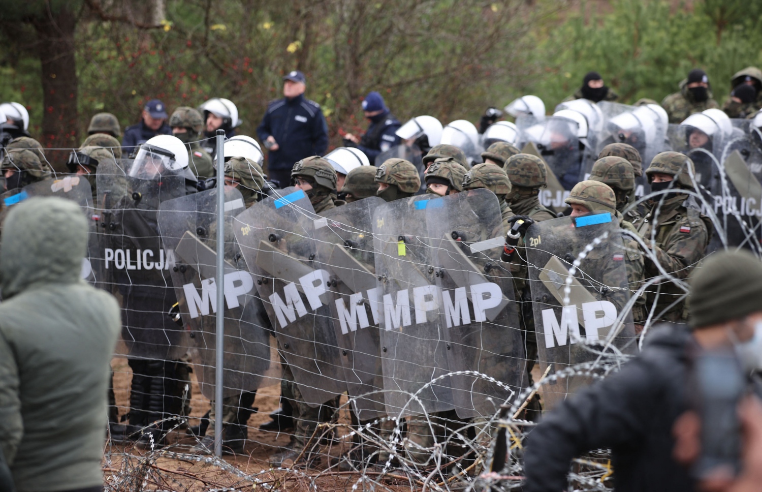 ނޮވެމްބަރު 9، 2021؛ ބެލަރޫސް އާއި ޕޮލެންޑް ގުޅޭ ސަރަހައްދީ ރޮނގު ކައިރިން، ބެލަރޫސްގެ ތެރޭގައި ތިބި ރެފިއުޖީންތަކެއްގެ ހަރަކާތްތަކަށް ޕޮލެންޑްގެ ސިފައިން ސަމާލުވެގެން. --އޭއެފްޕީ