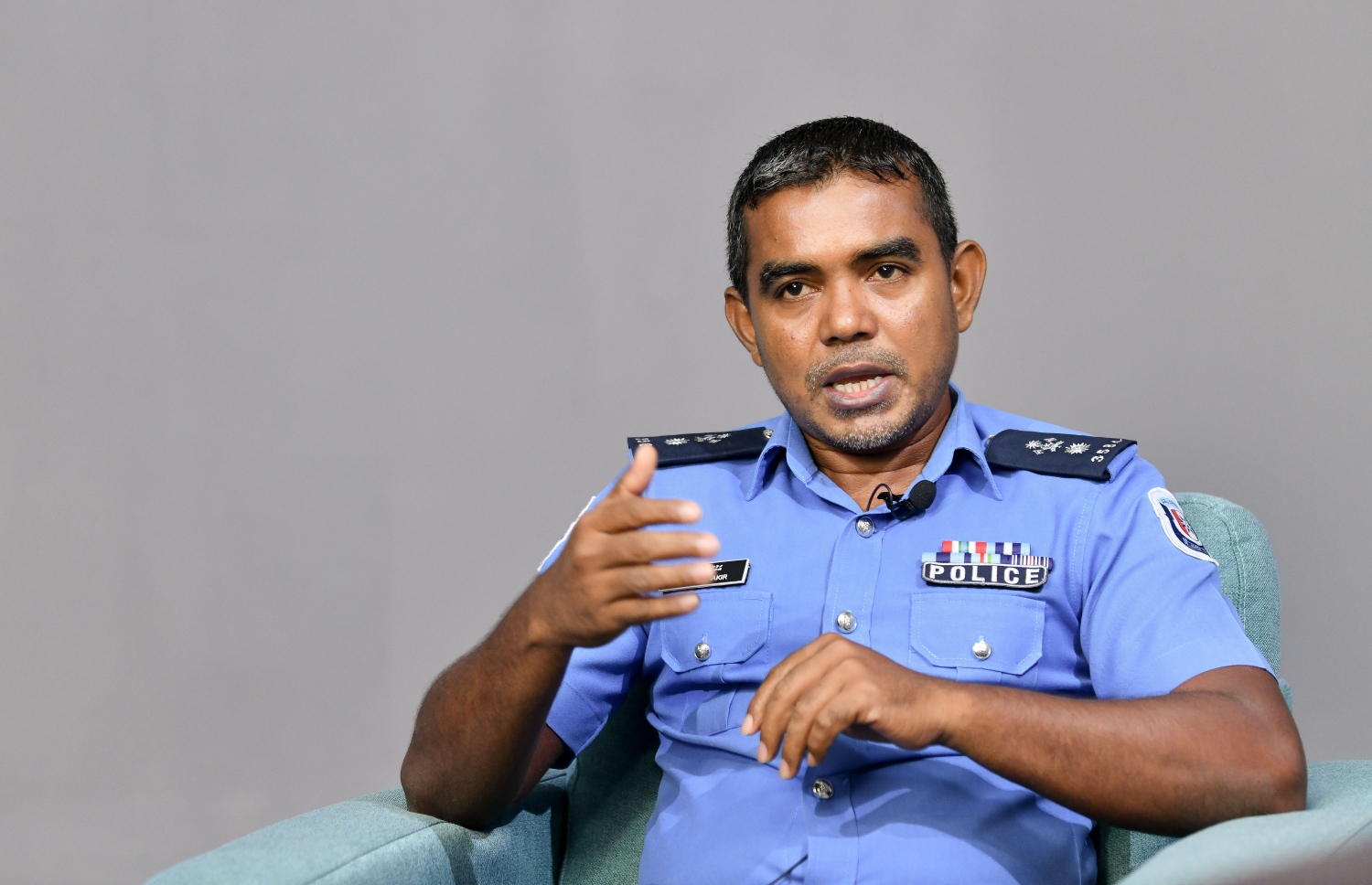 ފުލުހުންގެ ޑްރަގް އެންފޯސްމަންޓް ޑިޕާޓްމެންޓުގެ ވެރިޔާ އަހުމަދު ޝާކިރު މިހާރުގެ "މެދުސަފުހާ" އަށް އިންޓަވިއު ދެއްވަނީ -- ފޮޓޯ: ފަޔާޒު މޫސާ/ މިހާރު