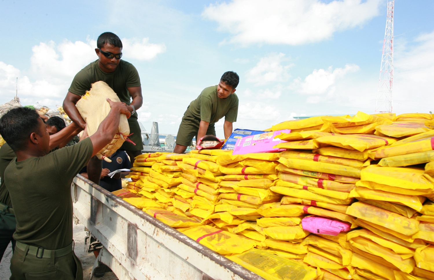 ރާއްޖޭގެ ތާރީހުގައި މިހާތަނަށް އަތުލައިގަތް އެންމެ ގިނަ އަދަދެއްގެ މަސްތުވާތަކެތި، 2003 ގައި ލޮރީއަކަށް އަރުވާފައި