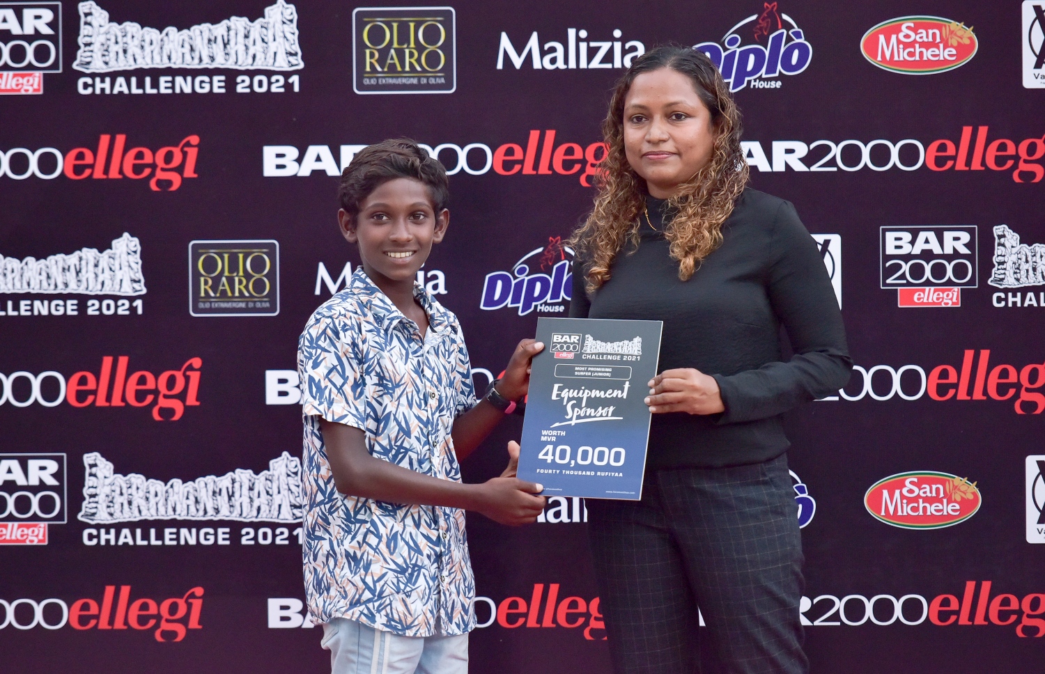 ސާފިން ކެޓަގަރީން އިކުއިޕްމަންޓް ސްޕޮންސާޝިޕް ލިބުނު މުހައްމަދު އިނާން އަބްދުލް ހަންނާން (ވ) އާ ސްޕޮންސާޝިޕް ހާވާލު ކުރައްވަނީ --. ފޮޓޯ: ނިޝާން އަލީ/މިހާރު