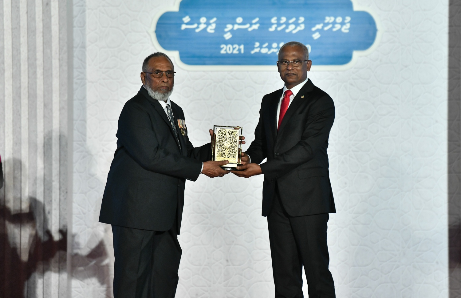 ދައުލަތަށް 50 އަހަރަށް ވުރެ ގިނަ ދުވަހު ހިދުމަތް ކުރެއްވި ބޭފުޅަކަށް ރައީސް އިބްރާހީމް މުހައްމަދު ސޯލިހު އިނާމު ދެއްވަނީ. ފޮޓޯ: ނިޝާން އަލީ/މިހާރު