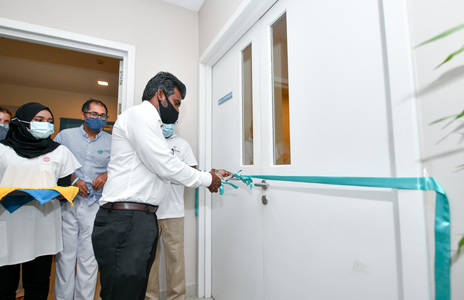 ކުޑަހުވަދޫ ކައުންސިލްގެ ރައީސް، ކަނޑިންމަ ރިސޯޓުގެ ޑީކޮމްޕްރެޝަން ޗެމްބަރު ހުޅުއްވައި ދެއްވަނީ-- ފޮޓޯ: ފަޔާޒު މޫސާ/މިހާރު