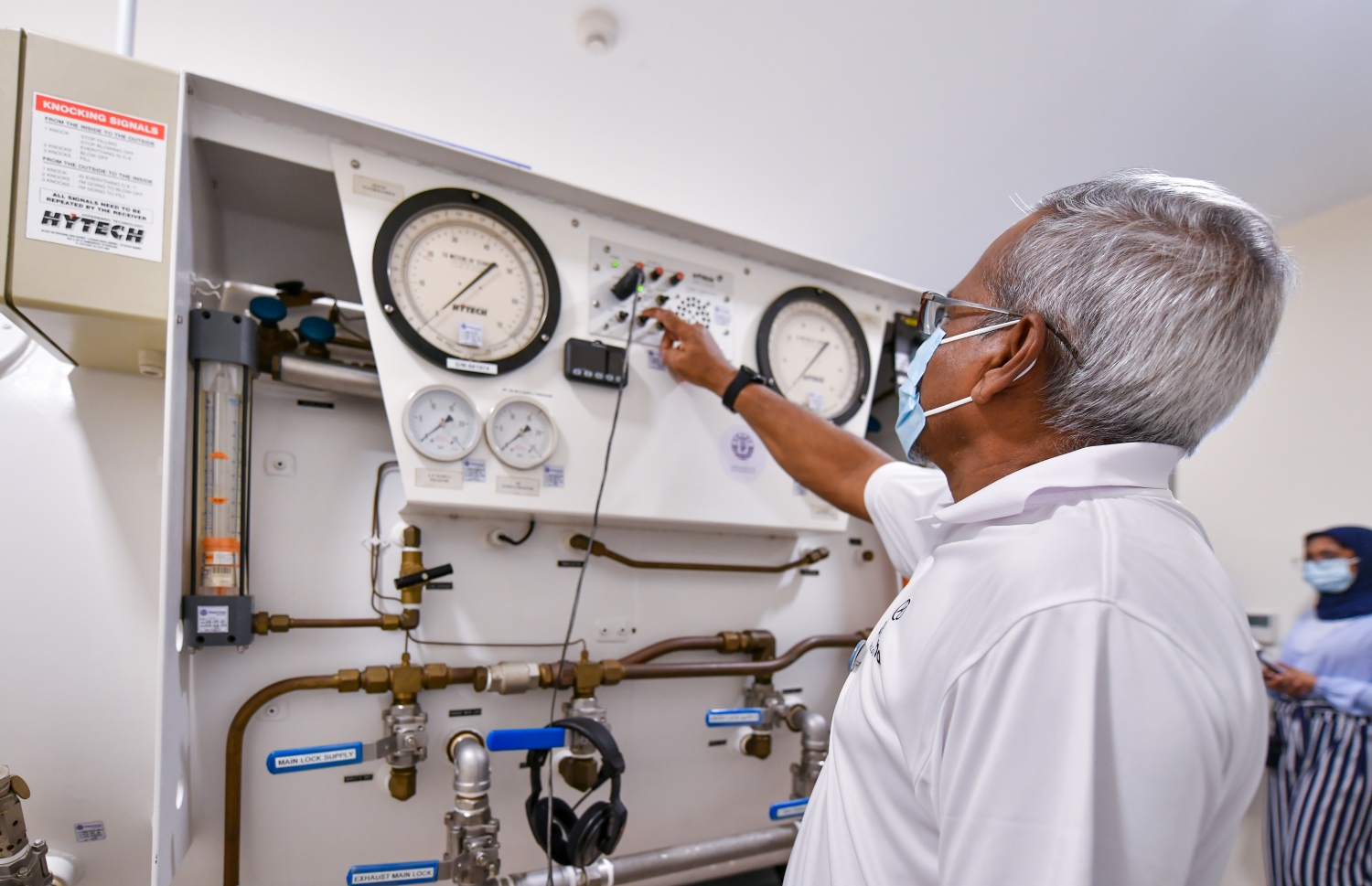 ޑީކޮމްޕްރެޝަން ޗެމްބަރު އޮޕަރޭޓް ކުރުމުގައި ދިވެހިންގެ ތެރެއިން އެންމެ ގިނަ ދުވަހުގެ ތަޖުރިބާ ލިބިފައިވާ އަލީ ޒުބައިރު ޗެމްބާ އޮޕަރޭޓު ކުރާނެ ގޮތް ކިޔައިދެނީ-- ފޮޓޯ: ފަޔާޒު މޫސާ/މިހާރު