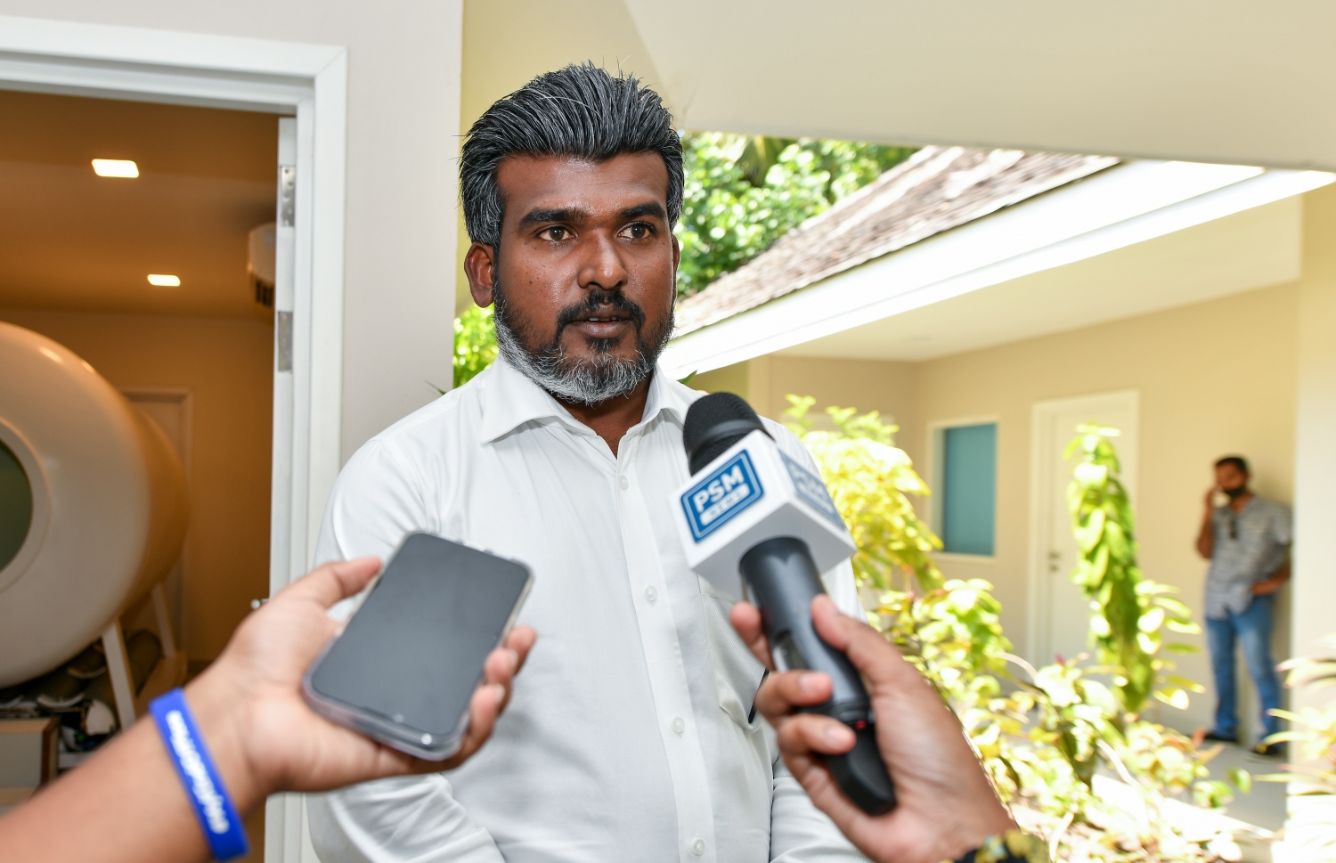 ކުޑަހުވަދޫ ކައުންސިލްގެ ރައީސް މީޑިއާއާ ވާހަކަ ދައްކަވަނީ: ކަނޑިންމަ ރިސޯޓުގެ ޗެމްބަރުގެ ސަބަބުން ދ. އަތޮޅުގެ އިތުރުން ދެކުނުގެ ހުރިހާ ރަށަކާއި ރިސޯޓަކަށް ފައިދާ ވާނެ ކަމަށް ވިދާޅުވި-- ފޮޓޯ: ފަޔާޒު މޫސާ/މިހާރު