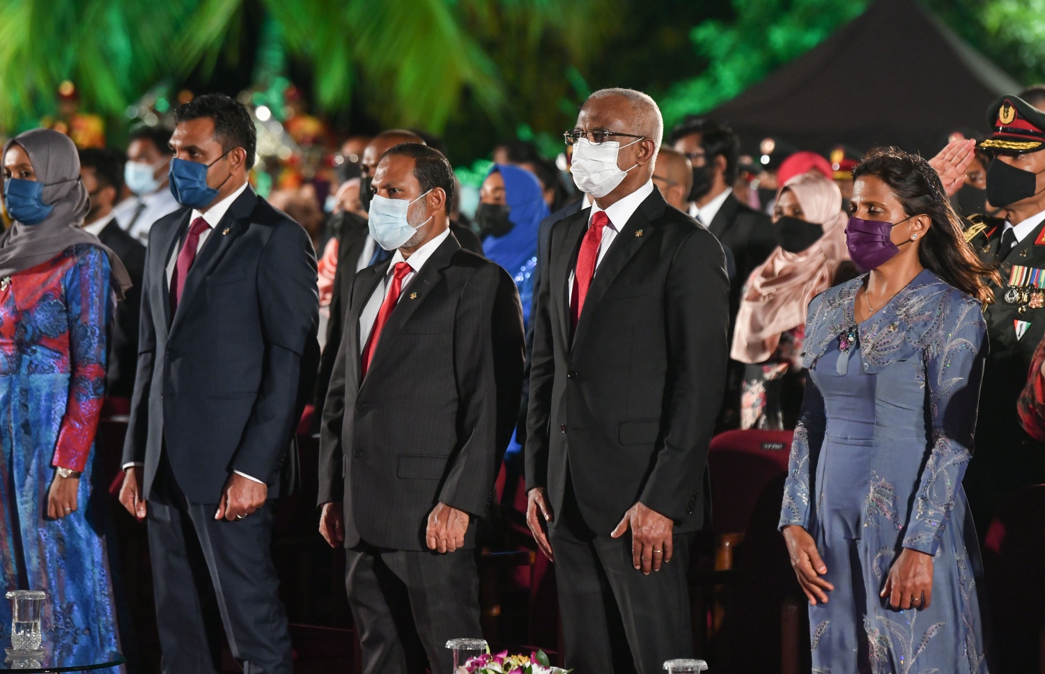 މާލެ- ނޮވެމްބަރު 10، 2021: ޖުމްހޫރީ ދުވަހުގެ މުނާސަބަތުގަައި ޖުމްހޫރީ މައިދާނުގައި ބޭއްވި ރަސްމީ ޖަލްސާގައި ރައީސް ގެ ދެކަނބަލުން ބައިވެރިވެވަޑައިގަންނަވަނީ--. ފޮޓޯ: ނިޝާން އަލީ/ މިހާރު