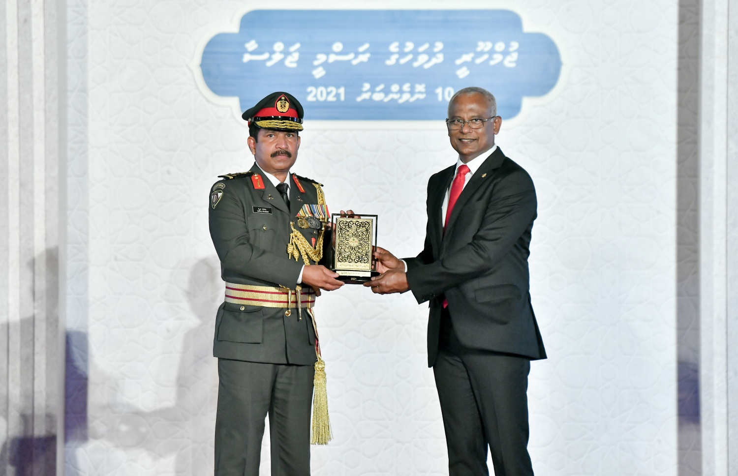 މާލެ- ނޮވެމްބަރު 10، 2021: ޖުމްހޫރީ ދުވަހުގެ މުނާސަބަތުގަައި ޖުމްހޫރީ މައިދާނުގައި ރޭ ބޭއްވި ރަސްމީ ޖަލްސާގައި ދައުލަތަށް ހިދުމަތްކުރުމުގެ އިނާމު ލިބުނު ބޭފުޅަކަށް ރައީސް އިނާމު ދެއްވަނީ--. ފޮޓޯ: ނިޝާން އަލީ/ މިހާރު