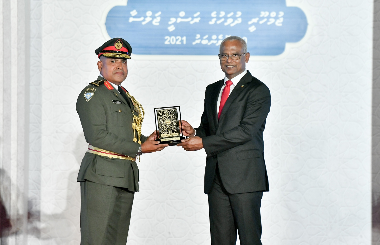 މާލެ- ނޮވެމްބަރު 10، 2021: ޖުމްހޫރީ ދުވަހުގެ މުނާސަބަތުގަައި ޖުމްހޫރީ މައިދާނުގައި ރޭ ބޭއްވި ރަސްމީ ޖަލްސާގައި ދައުލަތަށް ހިދުމަތްކުރުމުގެ އިނާމު ލިބުނު ބޭފުޅަކަށް ރައީސް އިނާމު ދެއްވަނީ--. ފޮޓޯ: ނިޝާން އަލީ/ މިހާރު