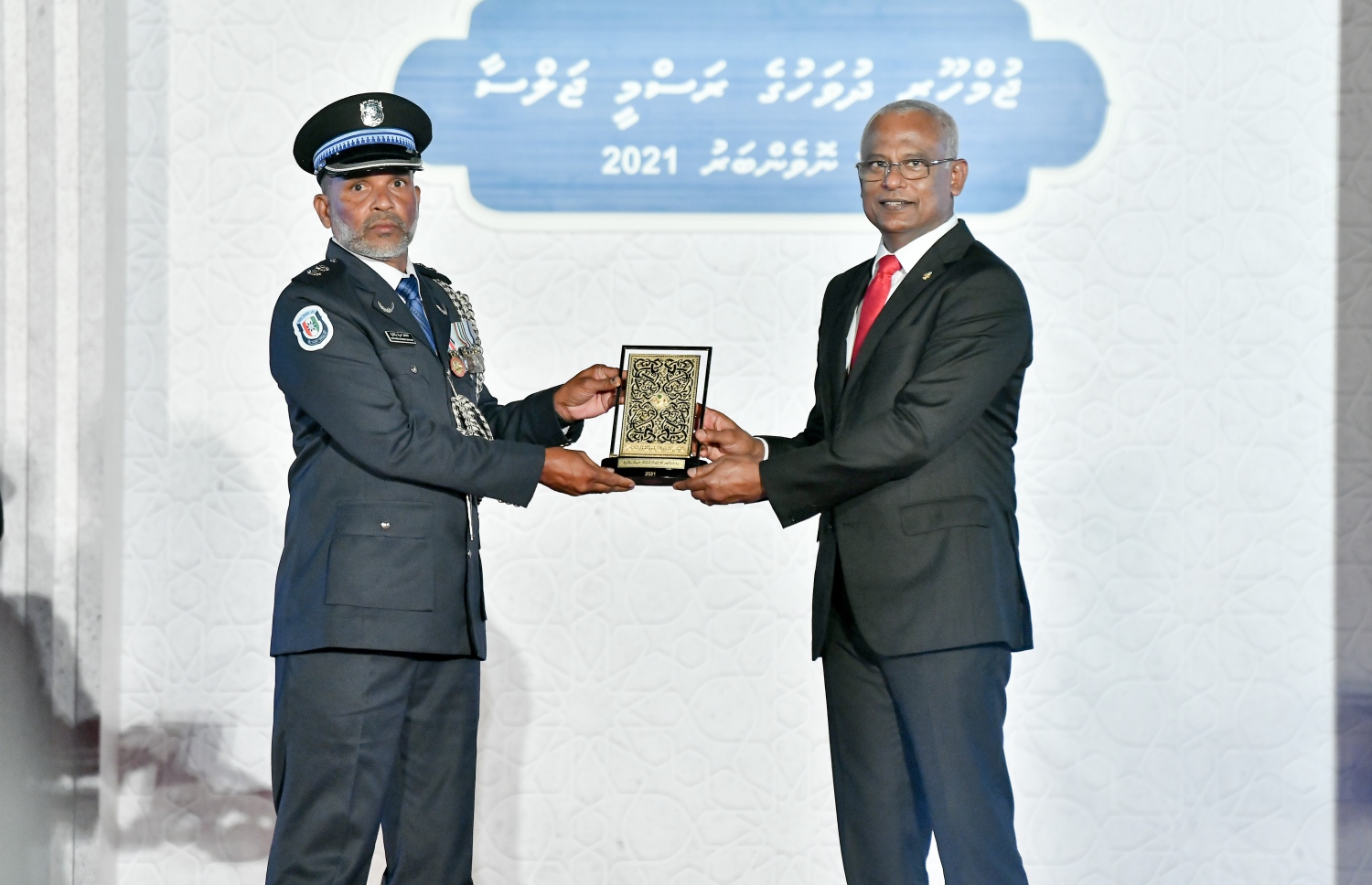 މާލެ- ނޮވެމްބަރު 11، 2021: ޖުމްހޫރީ ދުވަހުގެ މުނާސަބަތުގަައި ޖުމްހޫރީ މައިދާނުގައި ރޭ ބޭއްވި ޖަލްސާގައި ދައުލަތަށް ހިދުމަތްކުރުމުގެ އިނާމު ލިބުނު ބޭފުޅަކަށް ރައީސް އިނާމު ދެއްވަނީ--. ފޮޓޯ: ނިޝާން އަލީ/ މިހާރު