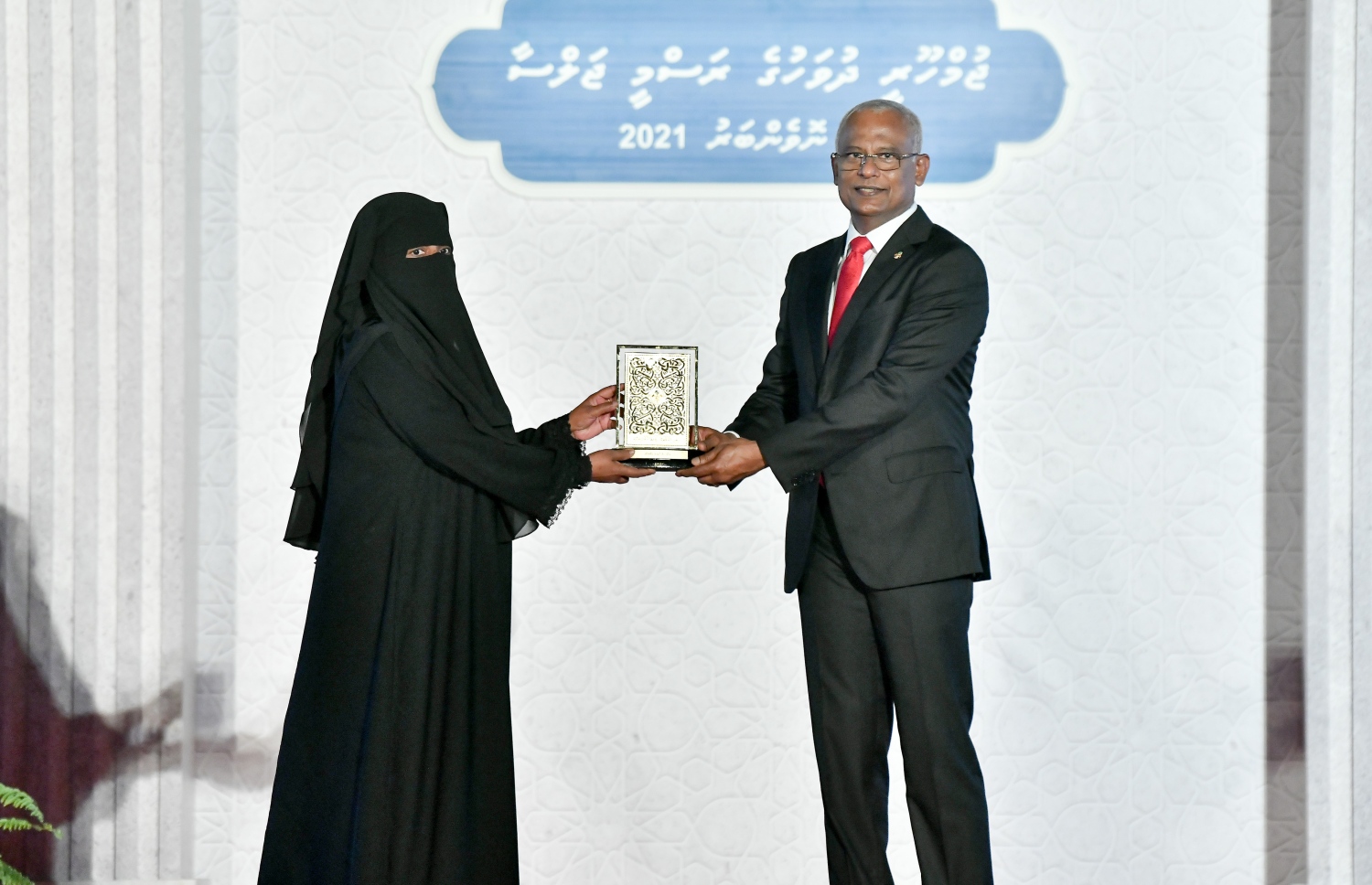 މާލެ- ނޮވެމްބަރު 10، 2021: ޖުމްހޫރީ ދުވަހުގެ މުނާސަބަތުގަައި ޖުމްހޫރީ މައިދާނުގައި ރޭ ބޭއްވި ރަސްމީ ޖަލްސާގައި ދައުލަތަށް ހިދުމަތްކުރުމުގެ އިނާމު ލިބުނު ބޭފުޅަކަށް ރައީސް އިނާމު ދެއްވަނީ--. ފޮޓޯ: ނިޝާން އަލީ/ މިހާރު