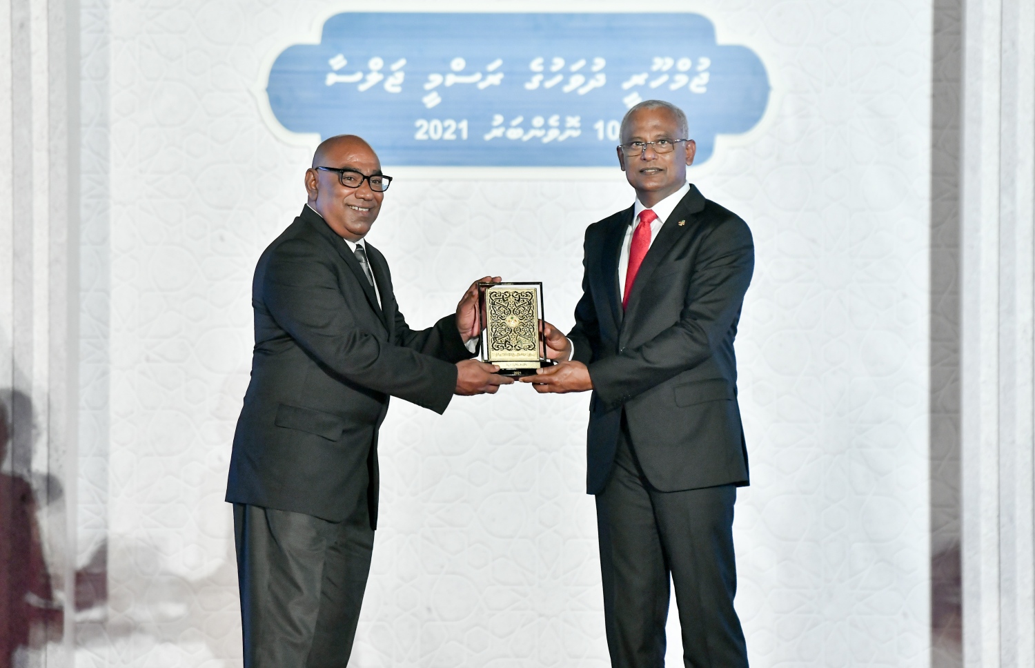 މާލެ- ނޮވެމްބަރު 11، 2021: ޖުމްހޫރީ ދުވަހުގެ މުނާސަބަތުގަައި ޖުމްހޫރީ މައިދާނުގައި ރޭ ބޭއްވި ޖަލްސާގައި ދައުލަތަށް ހިދުމަތްކުރުމުގެ އިނާމު ލިބުނު ބޭފުޅަކަށް ރައީސް އިނާމު ދެއްވަނީ--. ފޮޓޯ: ނިޝާން އަލީ/ މިހާރު