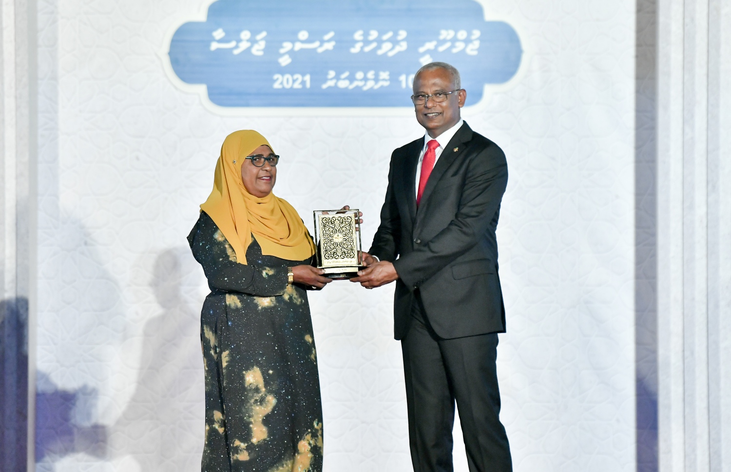 މާލެ- ނޮވެމްބަރު 10، 2021: ޖުމްހޫރީ ދުވަހުގެ މުނާސަބަތުގަައި ޖުމްހޫރީ މައިދާނުގައި ރޭ ބޭއްވި ރަސްމީ ޖަލްސާގައި ދައުލަތަށް ހިދުމަތްކުރުމުގެ އިނާމު ލިބުނު ބޭފުޅަކަށް ރައީސް އިނާމު ދެއްވަނީ--. ފޮޓޯ: ނިޝާން އަލީ/ މިހާރު