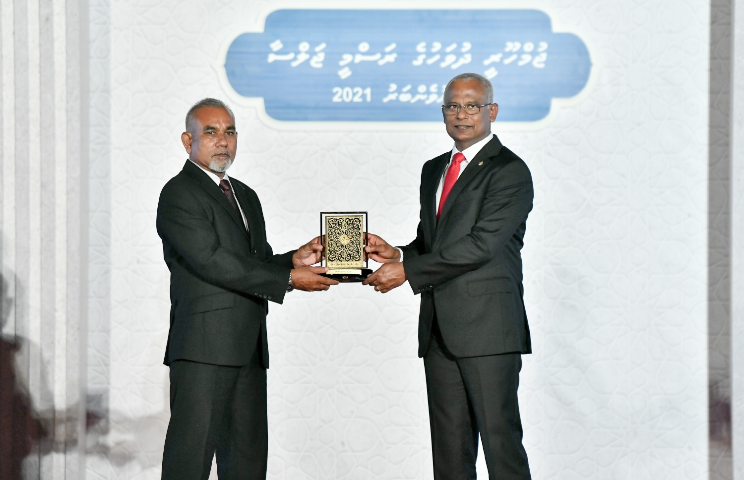 މާލެ- ނޮވެމްބަރު 10، 2021: ޖުމްހޫރީ ދުވަހުގެ މުނާސަބަތުގަައި ޖުމްހޫރީ މައިދާނުގައި ރޭ ބޭއްވި ރަސްމީ ޖަލްސާގައި ދައުލަތަށް ހިދުމަތްކުރުމުގެ އިނާމު ލިބުނު ބޭފުޅަކަށް ރައީސް އިނާމު ދެއްވަނީ--. ފޮޓޯ: ނިޝާން އަލީ/ މިހާރު