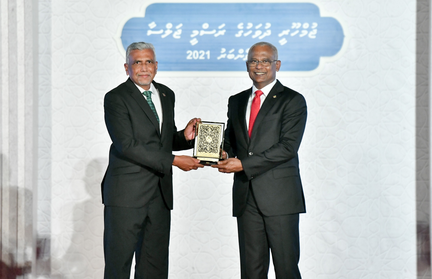 މާލެ- ނޮވެމްބަރު 10، 2021: ޖުމްހޫރީ ދުވަހުގެ މުނާސަބަތުގަައި ޖުމްހޫރީ މައިދާނުގައި ރޭ ބޭއްވި ޖަލްސާގައި ދައުލަތަށް ހިދުމަތްކުރުމުގެ އިނާމު ލިބުނު ބޭފުޅަކަށް ރައީސް އިނާމު ދެއްވަނީ--. ފޮޓޯ: ނިޝާން އަލީ/ މިހާރު