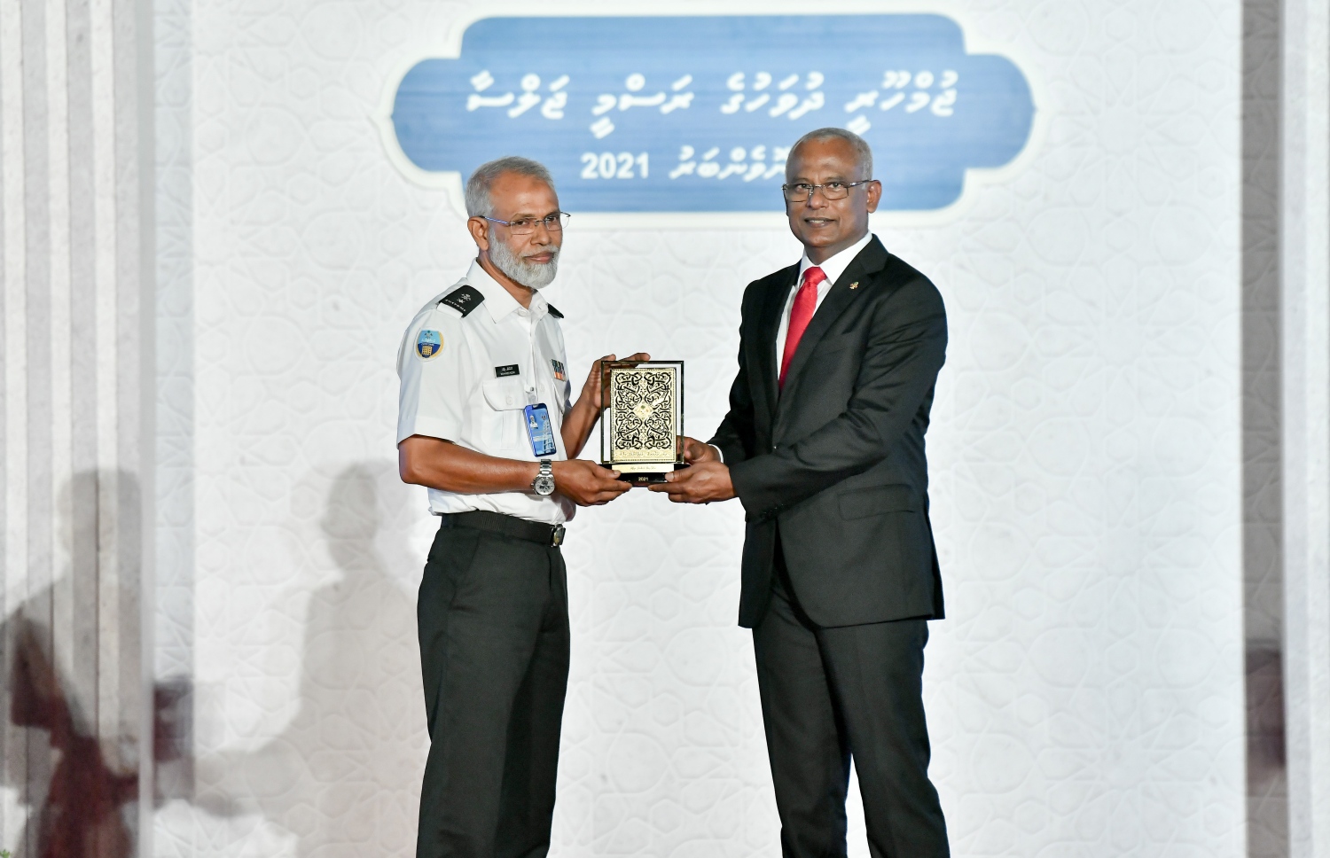 މާލެ- ނޮވެމްބަރު 11، 2021: ޖުމްހޫރީ ދުވަހުގެ މުނާސަބަތުގަައި ޖުމްހޫރީ މައިދާނުގައި ރޭ ބޭއްވި ޖަލްސާގައި ދައުލަތަށް ހިދުމަތްކުރުމުގެ އިނާމު ލިބުނު ބޭފުޅަކަށް ރައީސް އިނާމު ދެއްވަނީ--. ފޮޓޯ: ނިޝާން އަލީ/ މިހާރު