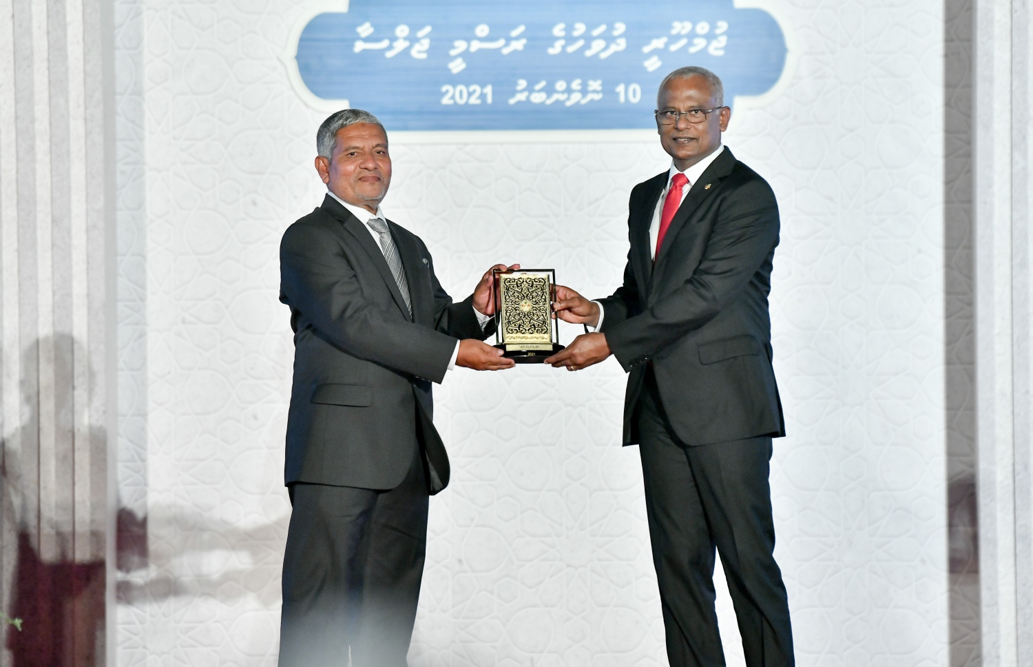 މާލެ- ނޮވެމްބަރު 11، 2021: ޖުމްހޫރީ ދުވަހުގެ މުނާސަބަތުގަައި ޖުމްހޫރީ މައިދާނުގައި ރޭ ބޭއްވި ޖަލްސާގައި ދައުލަތަށް ހިދުމަތްކުރުމުގެ އިނާމު ލިބުނު ބޭފުޅަކަށް ރައީސް އިނާމު ދެއްވަނީ--. ފޮޓޯ: ނިޝާން އަލީ/ މިހާރު
