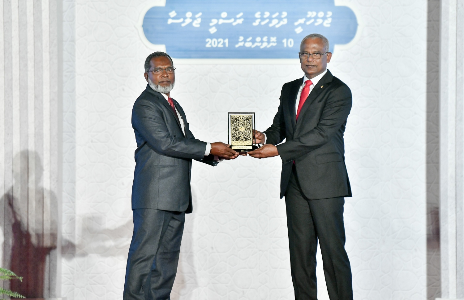 މާލެ- ނޮވެމްބަރު 11، 2021: ޖުމްހޫރީ ދުވަހުގެ މުނާސަބަތުގަައި ޖުމްހޫރީ މައިދާނުގައި ރޭ ބޭއްވި ޖަލްސާގައި ދައުލަތަށް ހިދުމަތްކުރުމުގެ އިނާމު ލިބުނު ބޭފުޅަކަށް ރައީސް އިނާމު ދެއްވަނީ--. ފޮޓޯ: ނިޝާން އަލީ/ މިހާރު