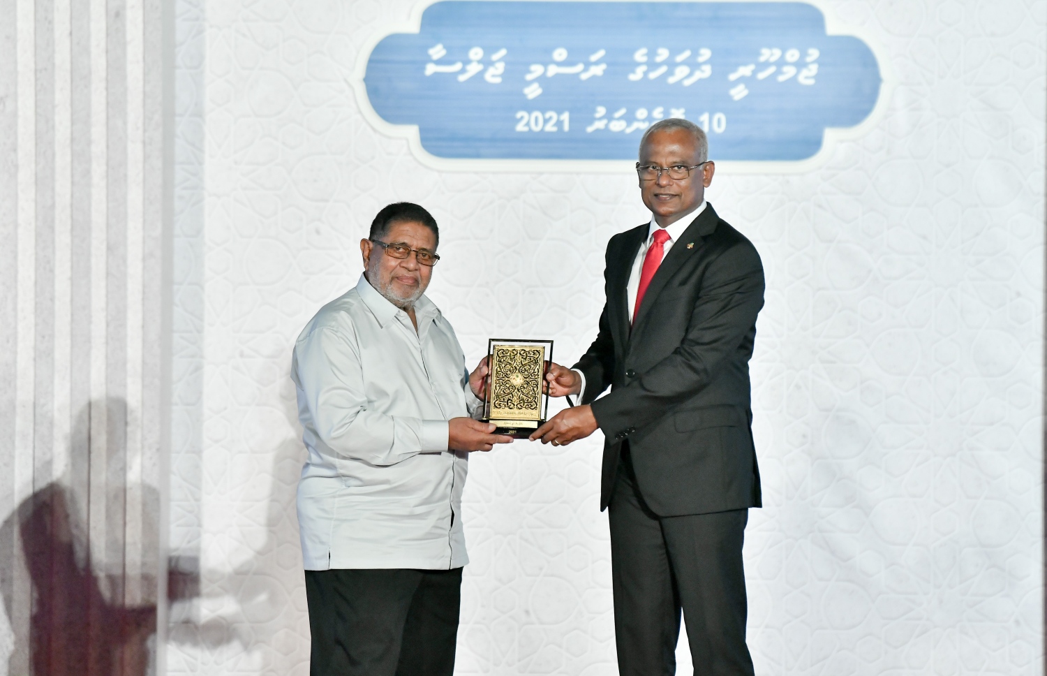 މާލެ- ނޮވެމްބަރު 11، 2021: ޖުމްހޫރީ ދުވަހުގެ މުނާސަބަތުގަައި ޖުމްހޫރީ މައިދާނުގައި ރޭ ބޭއްވި ޖަލްސާގައި ދައުލަތަށް ހިދުމަތްކުރުމުގެ އިނާމު ލިބުނު ބޭފުޅަކަށް ރައީސް އިނާމު ދެއްވަނީ--. ފޮޓޯ: ނިޝާން އަލީ/ މިހާރު