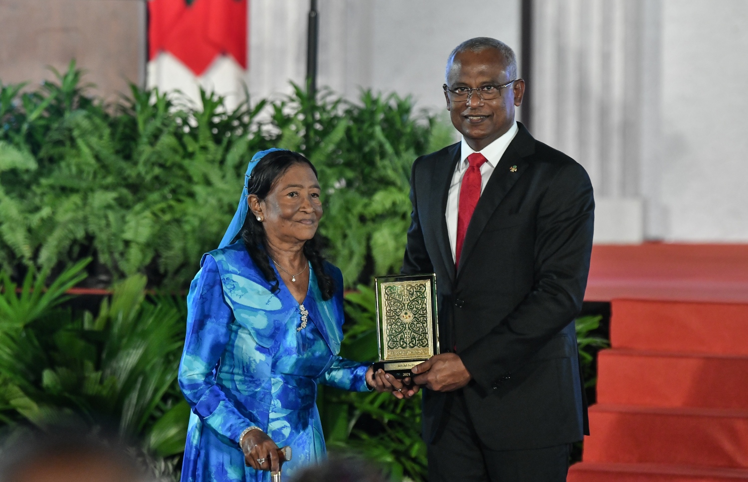 މާލެ- ނޮވެމްބަރު 11، 2021: ޖުމްހޫރީ ދުވަހުގެ މުނާސަބަތުގަައި ޖުމްހޫރީ މައިދާނުގައި ރޭ ބޭއްވި ޖަލްސާގައި ދައުލަތަށް ހިދުމަތްކުރުމުގެ އިނާމު ލިބުނު ބޭފުޅަކަށް ރައީސް އިނާމު ދެއްވަނީ--. ފޮޓޯ: ނިޝާން އަލީ/ މިހާރު