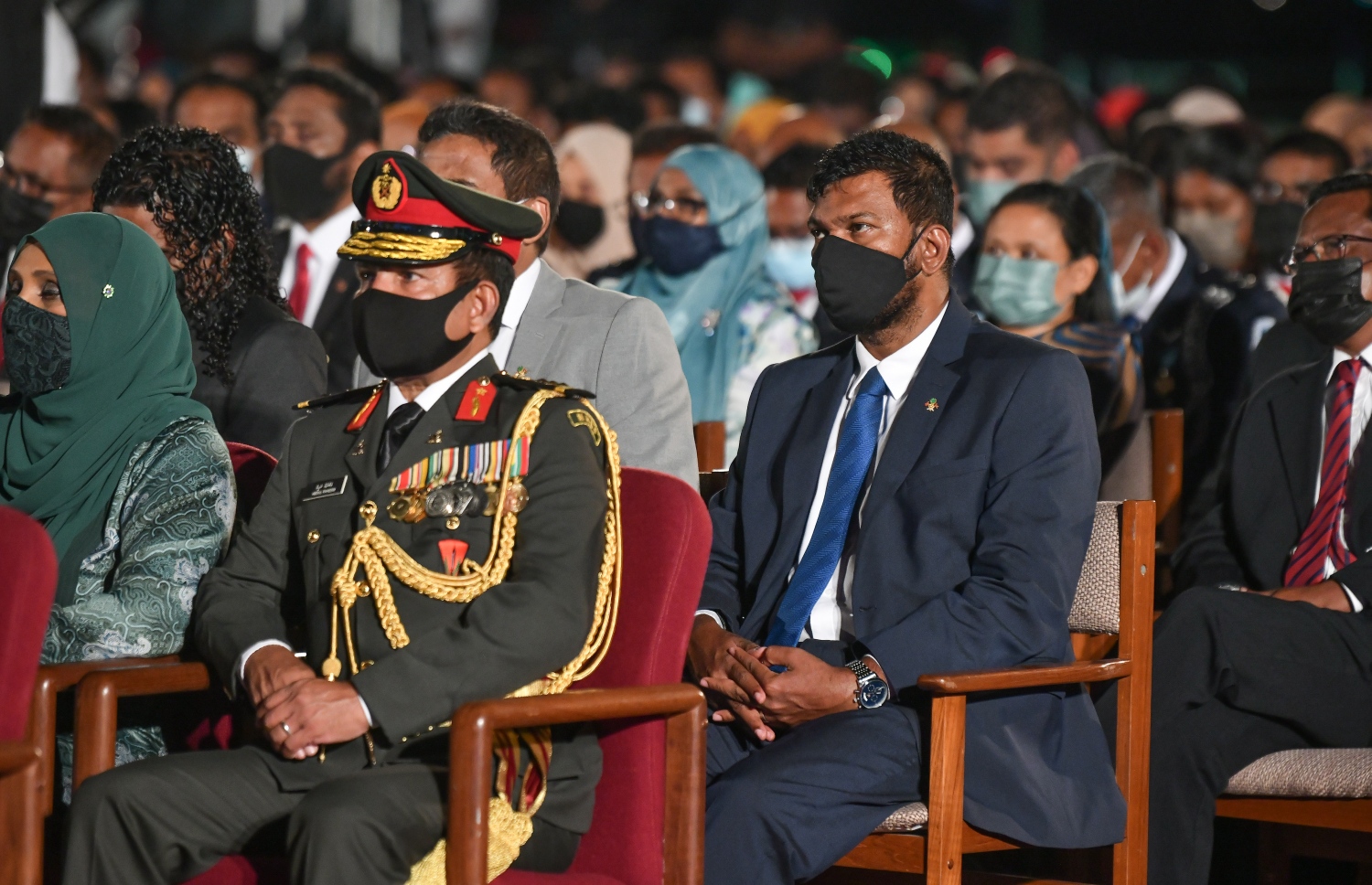 މާލެ- ނޮވެމްބަރު 10، 2021: ޖުމްހޫރީ ދުވަހުގެ މުނާސަބަތުގަައި ޖުމްހޫރީ މައިދާނުގައި ރޭ ބޭއްވި ހަފުލާގައި ބައިވެރިވި ބައެއް މީހުން--. ފޮޓޯ: ނިޝާން އަލީ/ މިހާރު