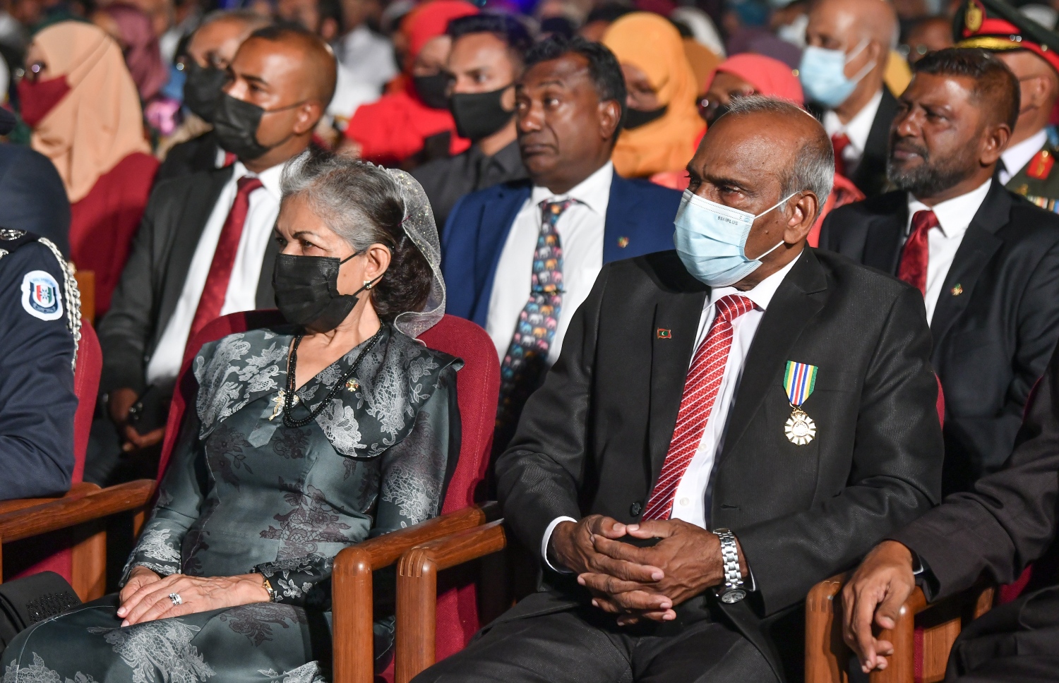 ޖުމްހޫރީ ދުވަހުގެ މުނާސަބަތުގަައި ޖުމްހޫރީ މައިދާނުގައި ރޭ ބޭއްވި ހަފުލާގައި ބައިވެރިވި ސަރުކާރުގެ ބައެއް އިސްވެރިން--. ފޮޓޯ: ނިޝާން އަލީ/ މިހާރު