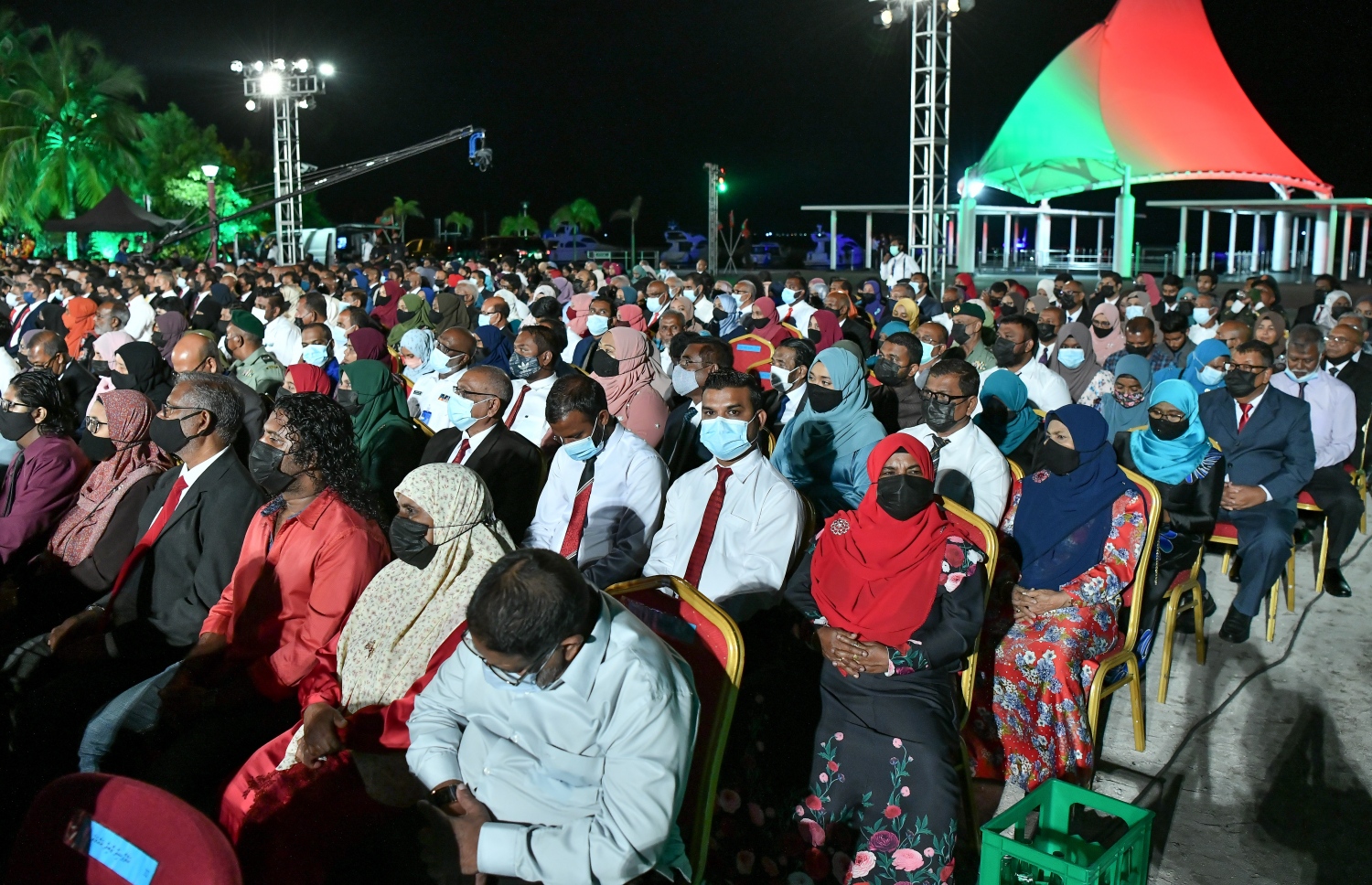 މާލެ- ނޮވެމްބަރު 10، 2021: ޖުމްހޫރީ ދުވަހުގެ މުނާސަބަތުގަައި ޖުމްހޫރީ މައިދާނުގައި ރޭ ބޭއްވި ޖަލްސާގައި ބައިވެރިވި ބައެއް މީހުން--. ފޮޓޯ: ނިޝާން އަލީ/ މިހާރު