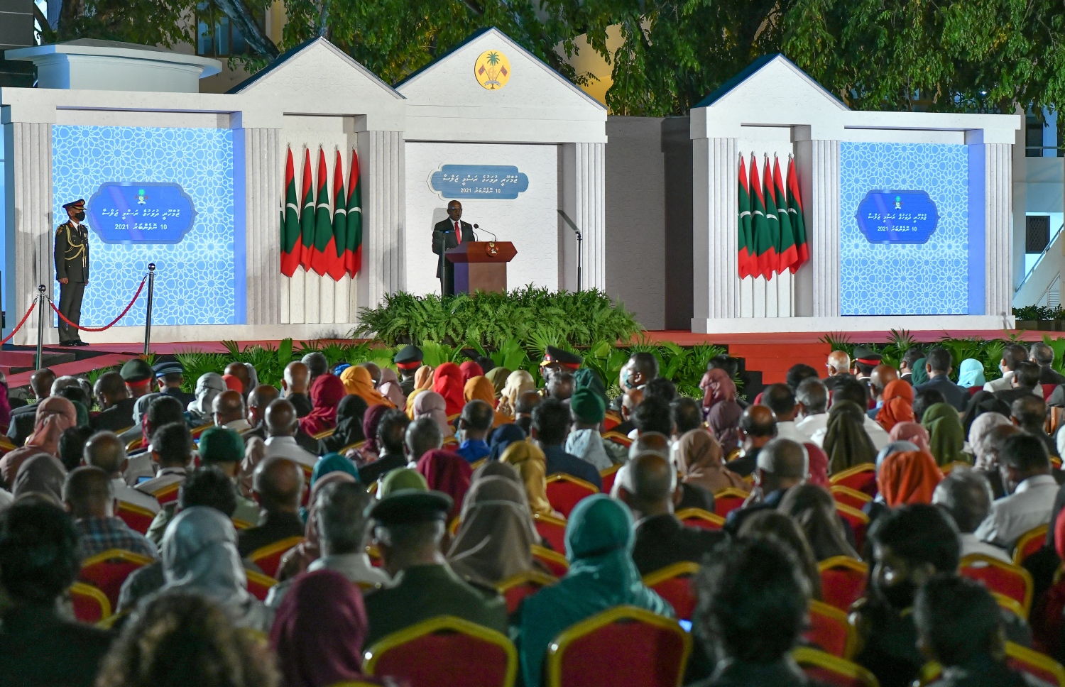 މާލެ- ނޮވެމްބަރު 11، 2021: ޖުމްހޫރީ ދުވަހުގެ މުނާސަބަތުގަައި ޖުމްހޫރީ މައިދާނުގައި ރޭ ބޭއްވި ޖަލްސާގެ ތެރެއިން، ސަރުކާރުން މިއަހަރު އަލަށް ދޭން ފެށި "ދައުލަތަށް ހިދުމަތްކުރުމުގެ އިނާމު" 117 ބޭފުޅަކަށް ވަނީ ދީފައި--. ފޮޓޯ: ނިޝާން އަލީ/ މިހާރު