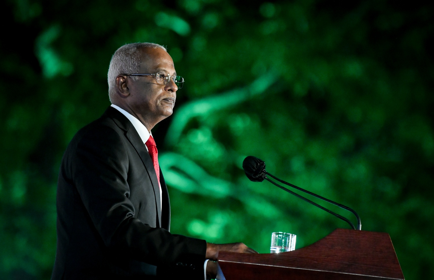 މާލެ- ނޮވެމްބަރު 11، 2021: ޖުމްހޫރީ ދުވަހުގެ މުނާސަބަތުގަައި ޖުމްހޫރީ މައިދާނުގައި ރޭ ބޭއްވި ޖަލްސާގައި ރައީސް އިބްރާހިމް މުހައްމަދު ސޯލިހް ވާހަކަފުޅު ދައްކަވަނީ --. ފޮޓޯ: ނިޝާން އަލީ/ މިހާރު