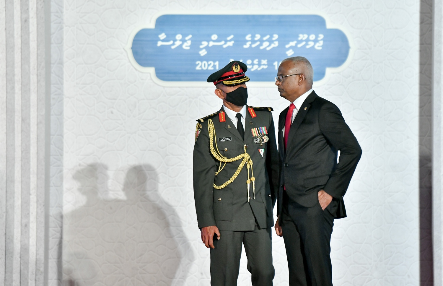 މާލެ- ނޮވެމްބަރު 10، 2021: ޖުމްހޫރީ ދުވަހުގެ މުނާސަބަތުގަައި ޖުމްހޫރީ މައިދާނުގައި ރޭ ބޭއްވި ރަސްމި ޖަލްސާގައި ރައީސް އިބްރާހިމް މުހައްމަދު ސޯލިހް ބައިވެރިވެވަޑައިގަންނަވަނީ--. ފޮޓޯ: ނިޝާން އަލީ/ މިހާރު