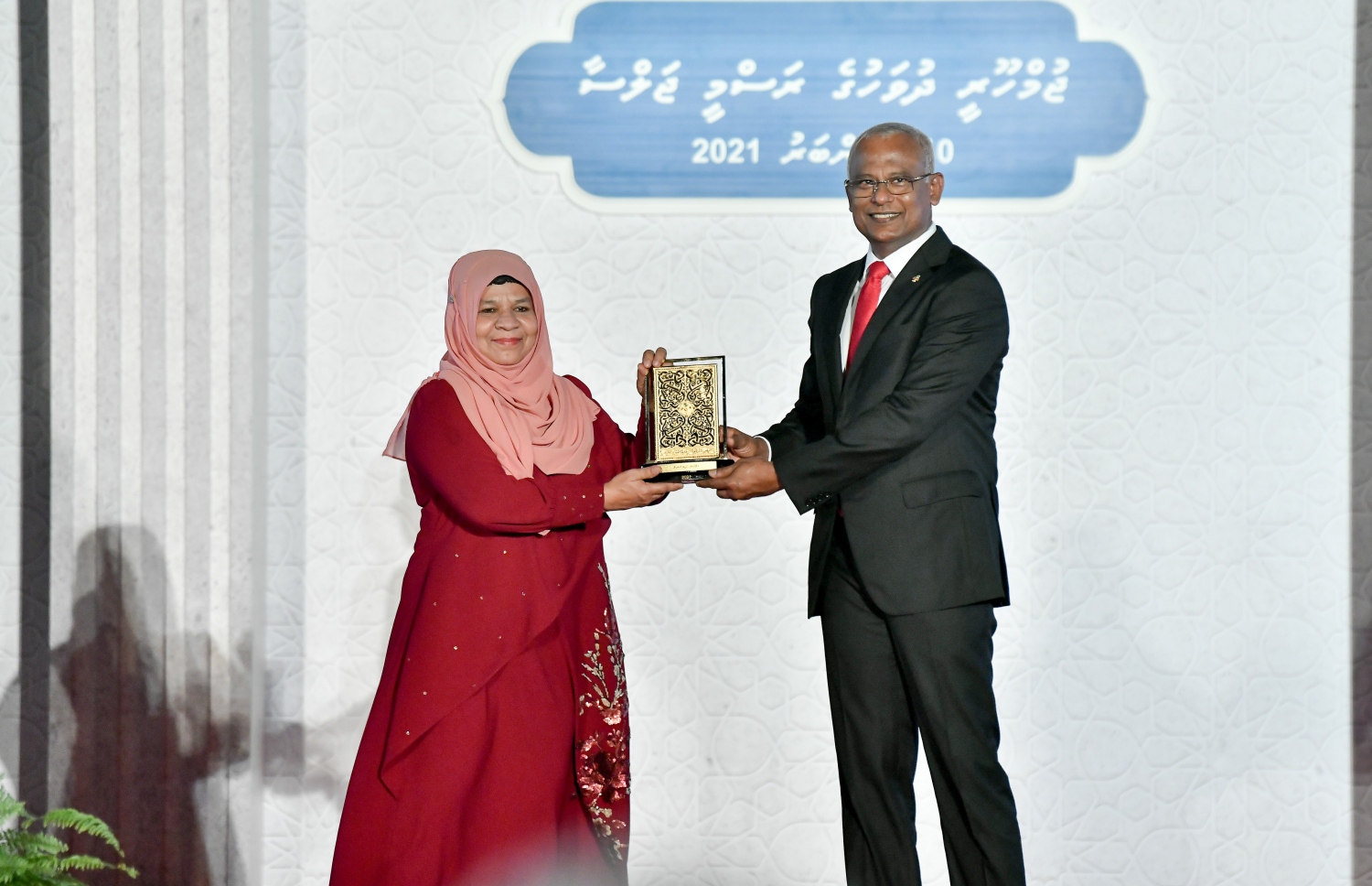 މާލެ- ނޮވެމްބަރު 10، 2021: ޖުމްހޫރީ ދުވަހުގެ މުނާސަބަތުގަައި ޖުމްހޫރީ މައިދާނުގައި ރޭ ބޭއްވި ރަސްމީ ޖަލްސާގައި ދައުލަތަށް ހިދުމަތްކުރުމުގެ އިނާމު ލިބުނު ބޭފުޅަކަށް ރައީސް އިނާމު ދެއްވަނީ--. ފޮޓޯ: ނިޝާން އަލީ/ މިހާރު